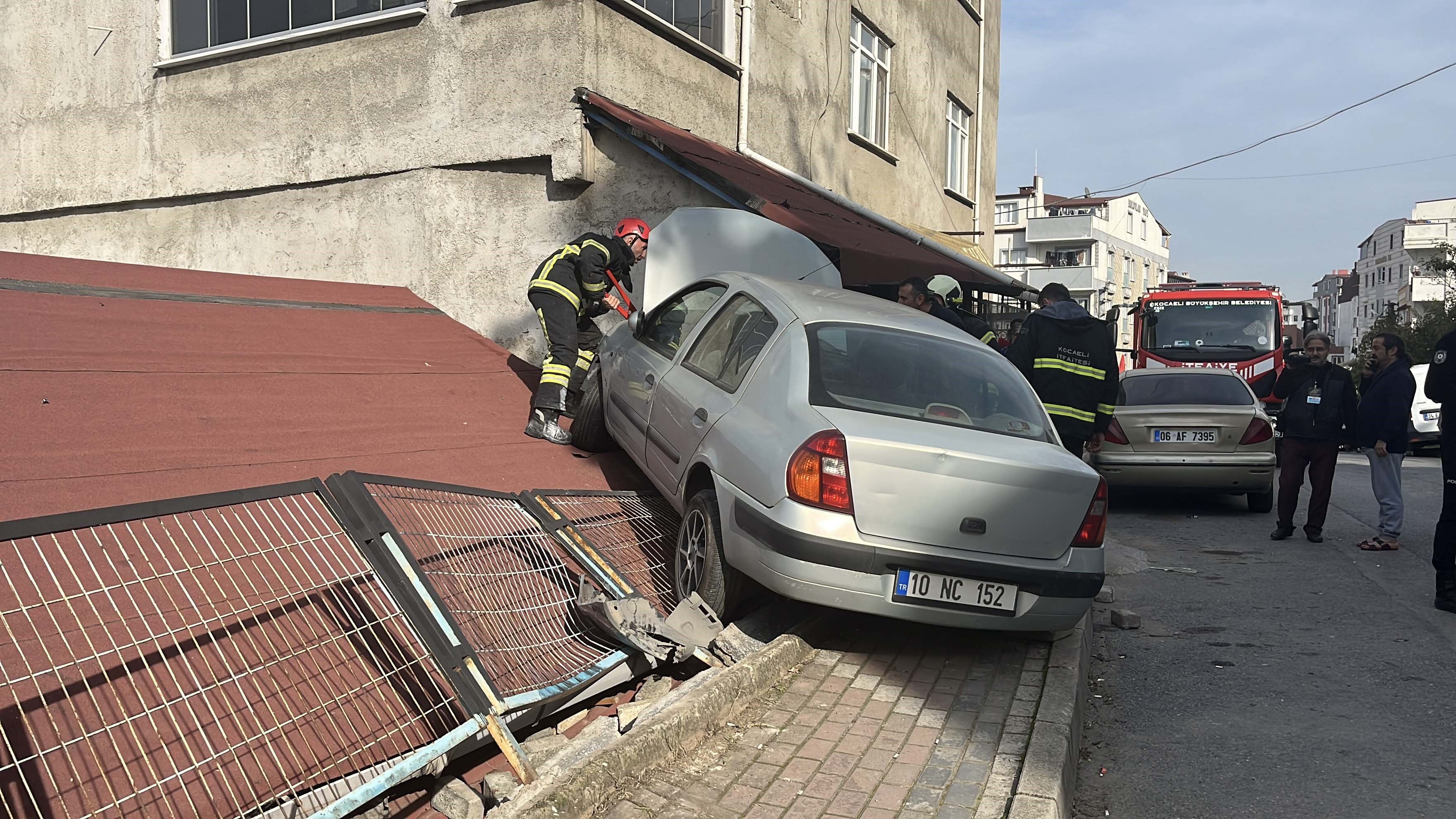 Evin Çatısına Otomobil Kondu! 01