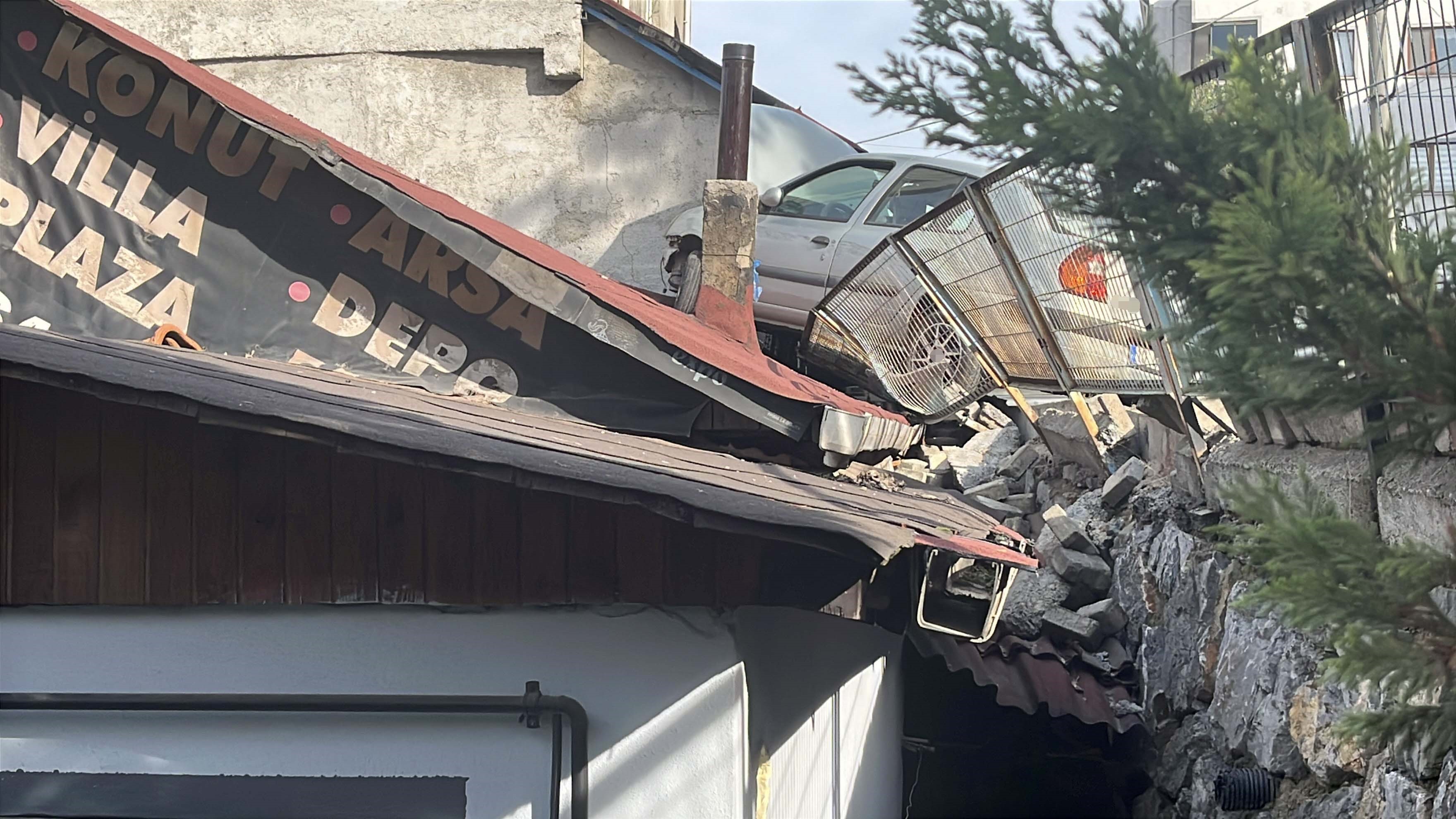 Evin Çatısına Otomobil Kondu! 03