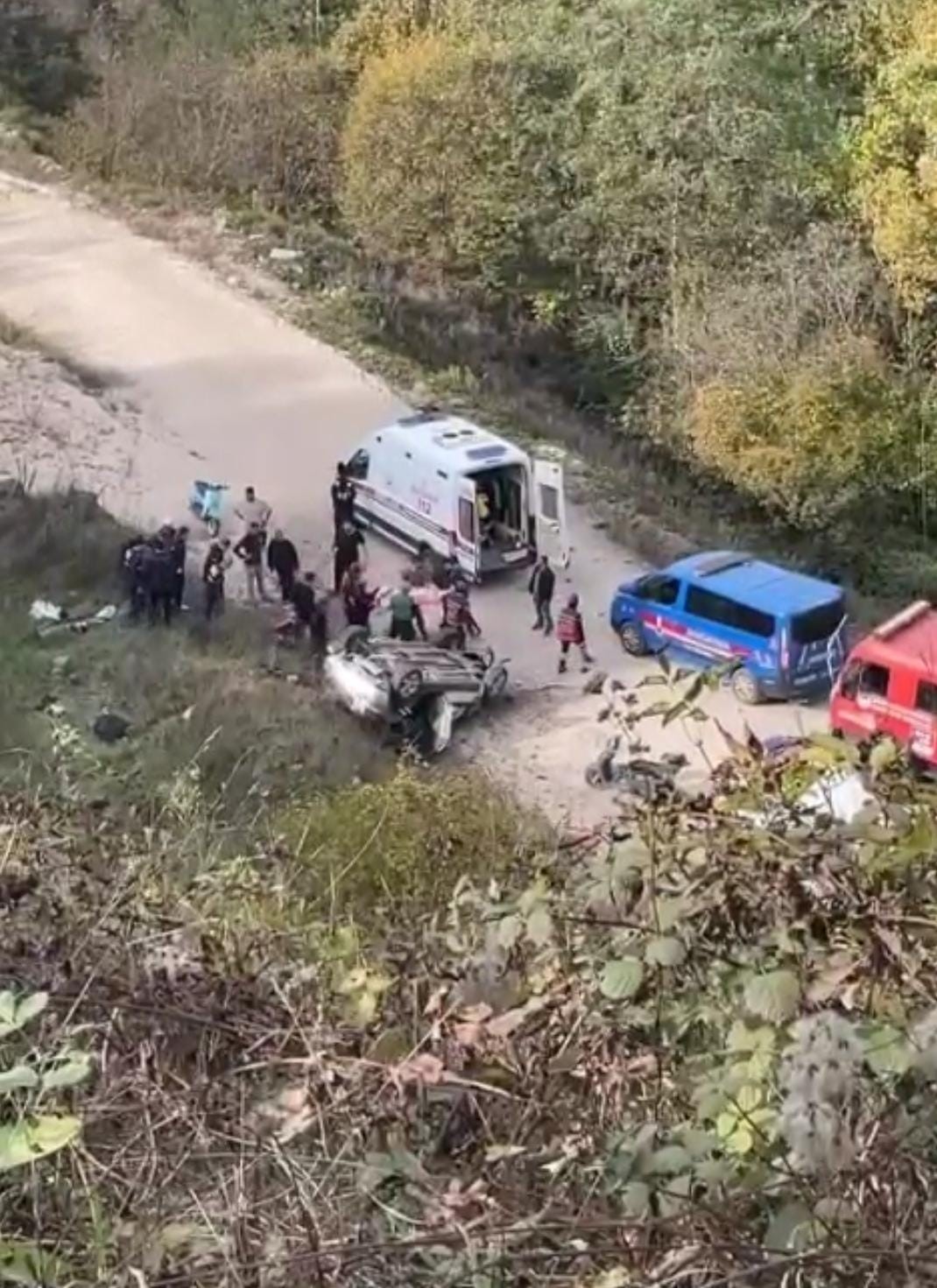 Feci Kaza! Otomobil Şarampole Uçtu, 1 Ölü 3 Yaralı 01