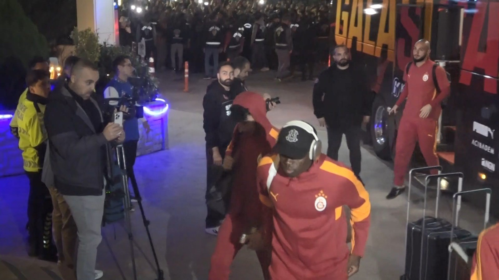 Galatasaray Kafilesi Otele Giriş Yaptı (3)