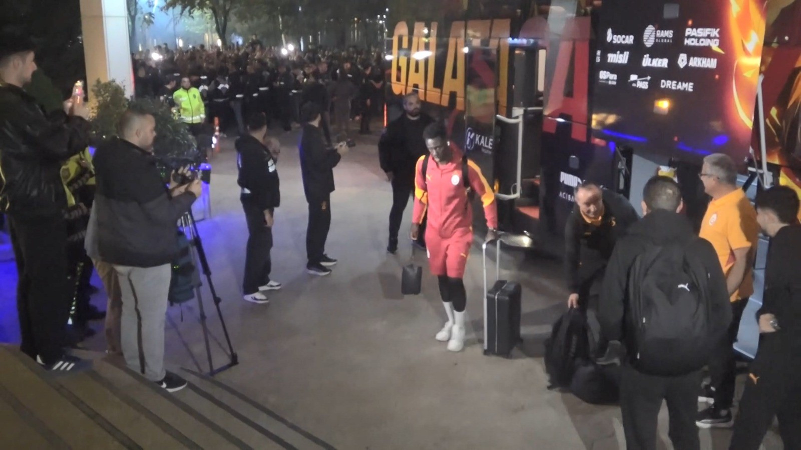 Galatasaray Kafilesi Otele Giriş Yaptı (4)