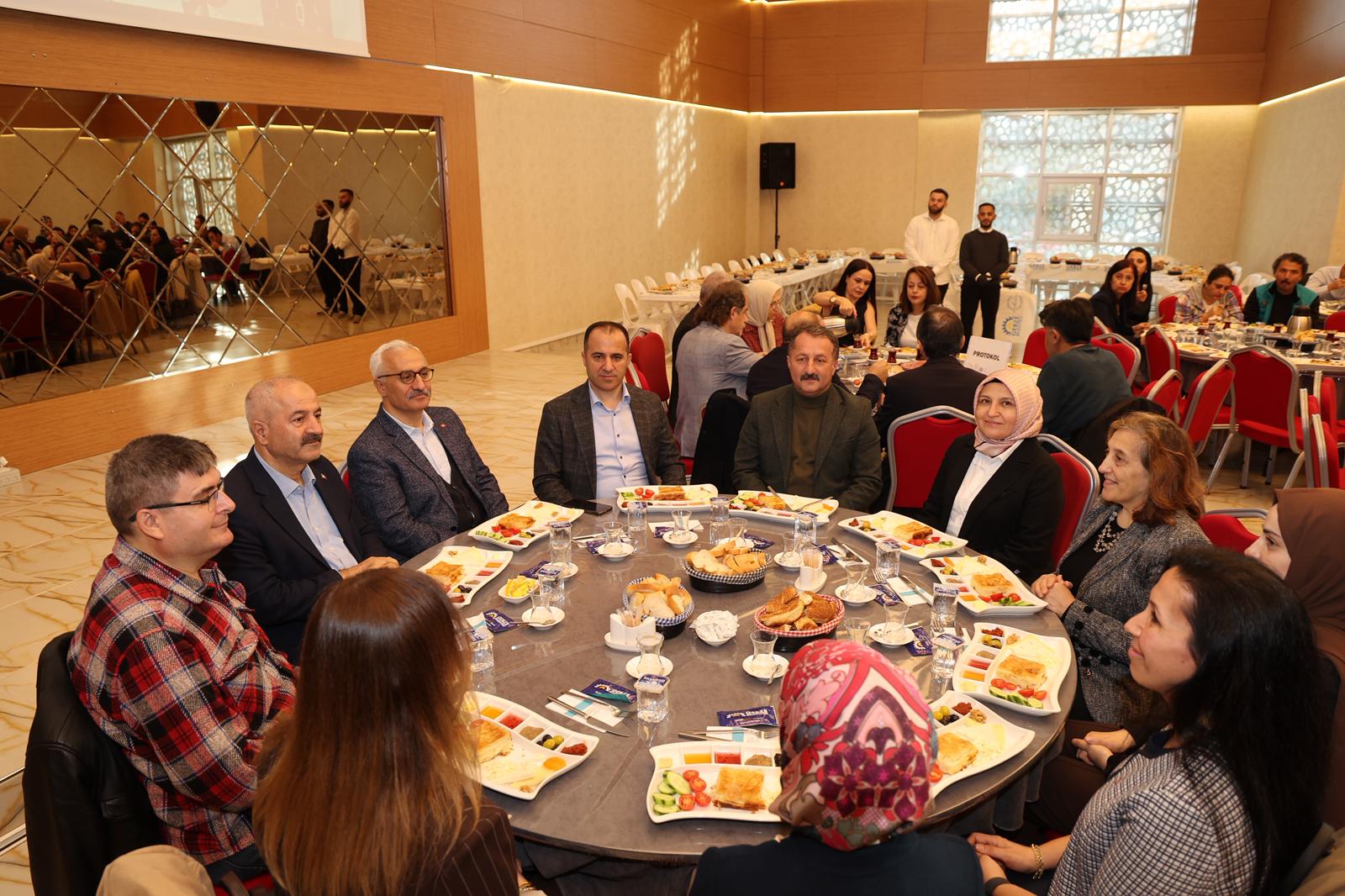 Gebze’de 24 Kasım Buluşması! Başkan Büyükgöz Öğretmenlerle Kahvaltıda Bir Araya Geldi (4)