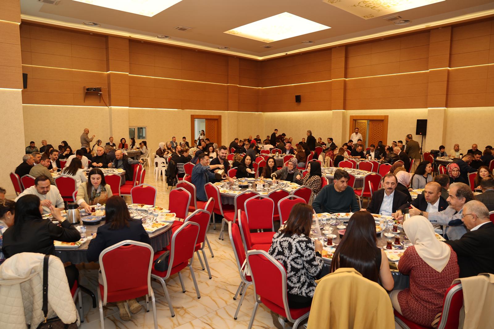 Gebze’de 24 Kasım Buluşması! Başkan Büyükgöz Öğretmenlerle Kahvaltıda Bir Araya Geldi (9)