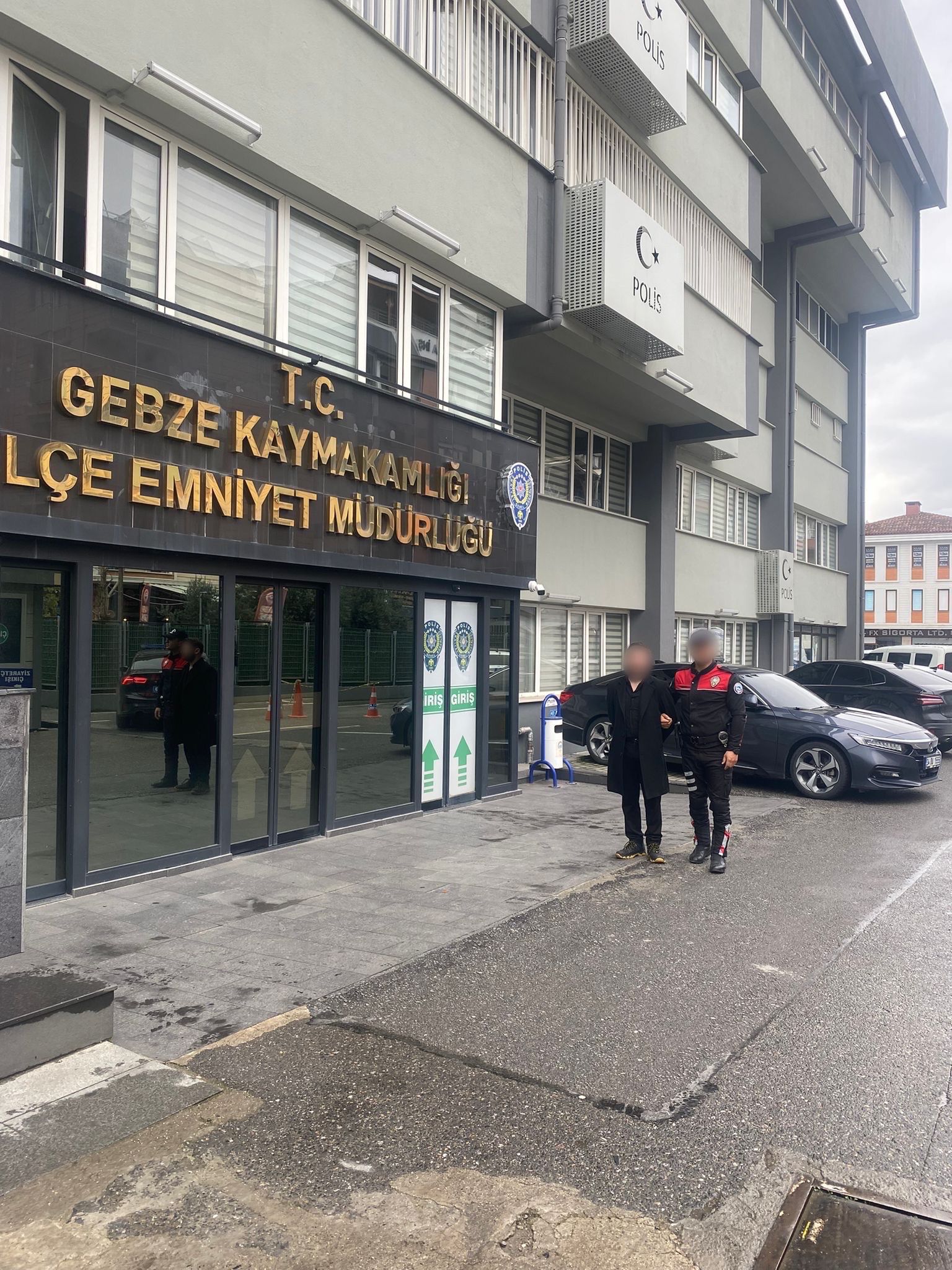 Gebze’de Aranan 2 Hükümlü Polis Operasyonuyla Yakalandı (1)-1