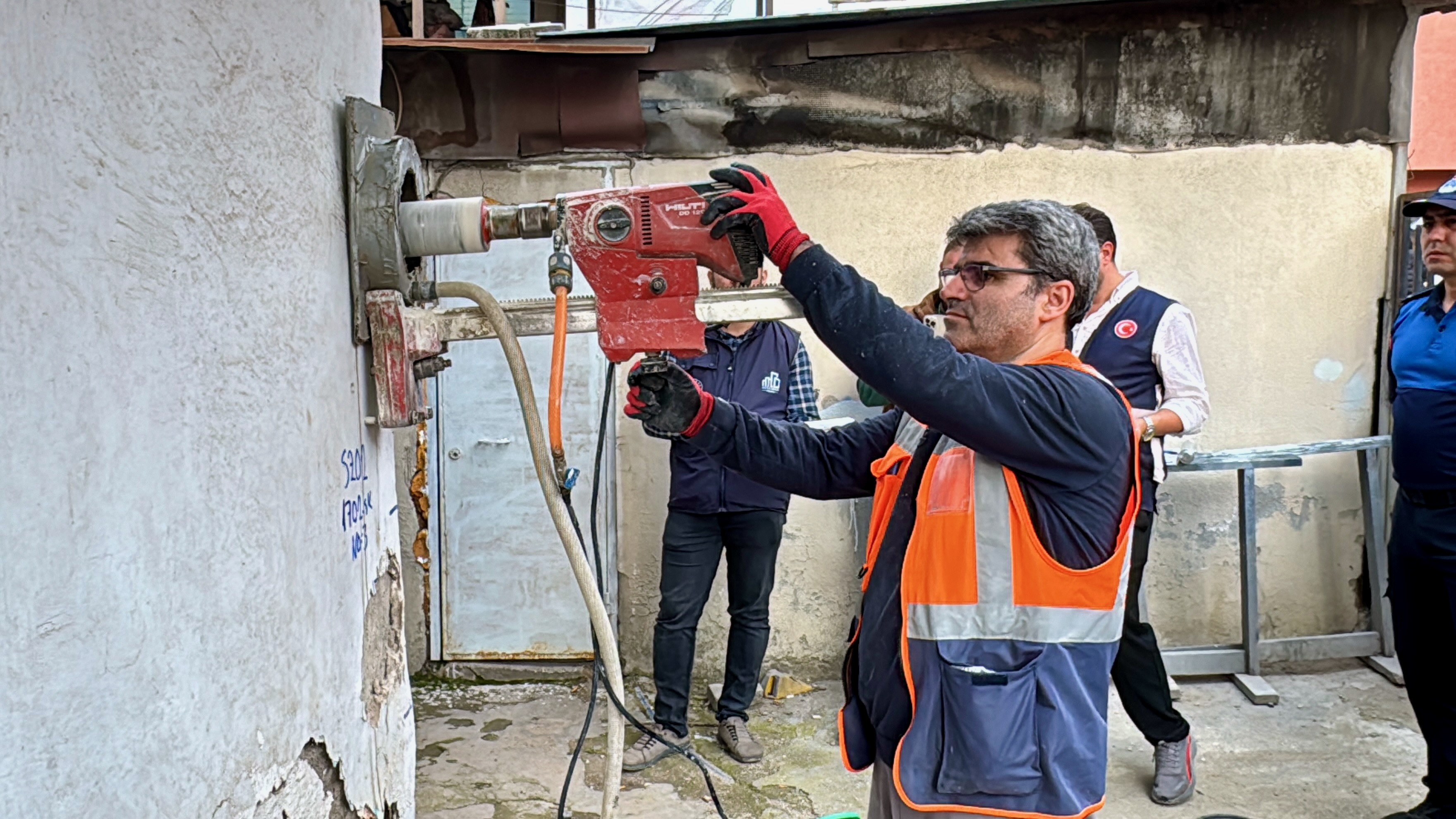 Gebze’de Çöken Apartmanın Bulunduğu Bölgede Karot Çalışmaları Sürüyor (7)