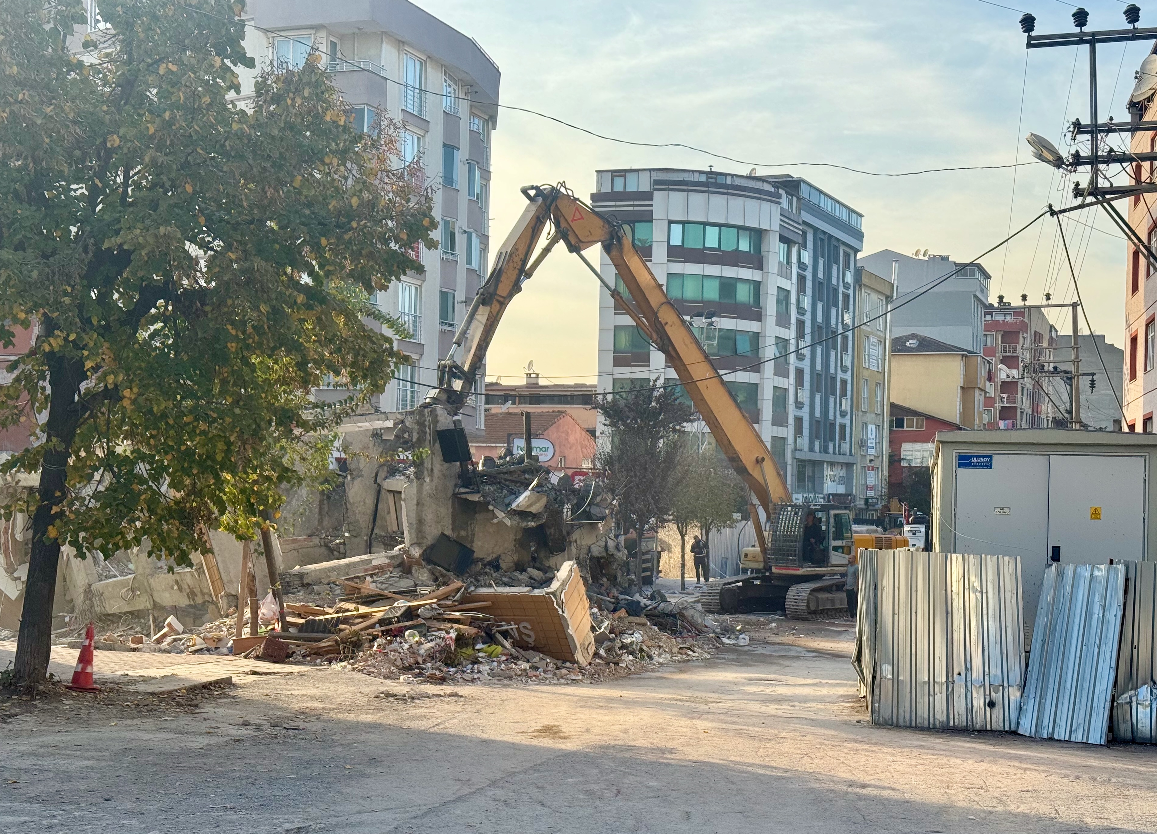 Gebze’de Çöken Binanın Enkazı Kaldırılmaya Başlandı (1)