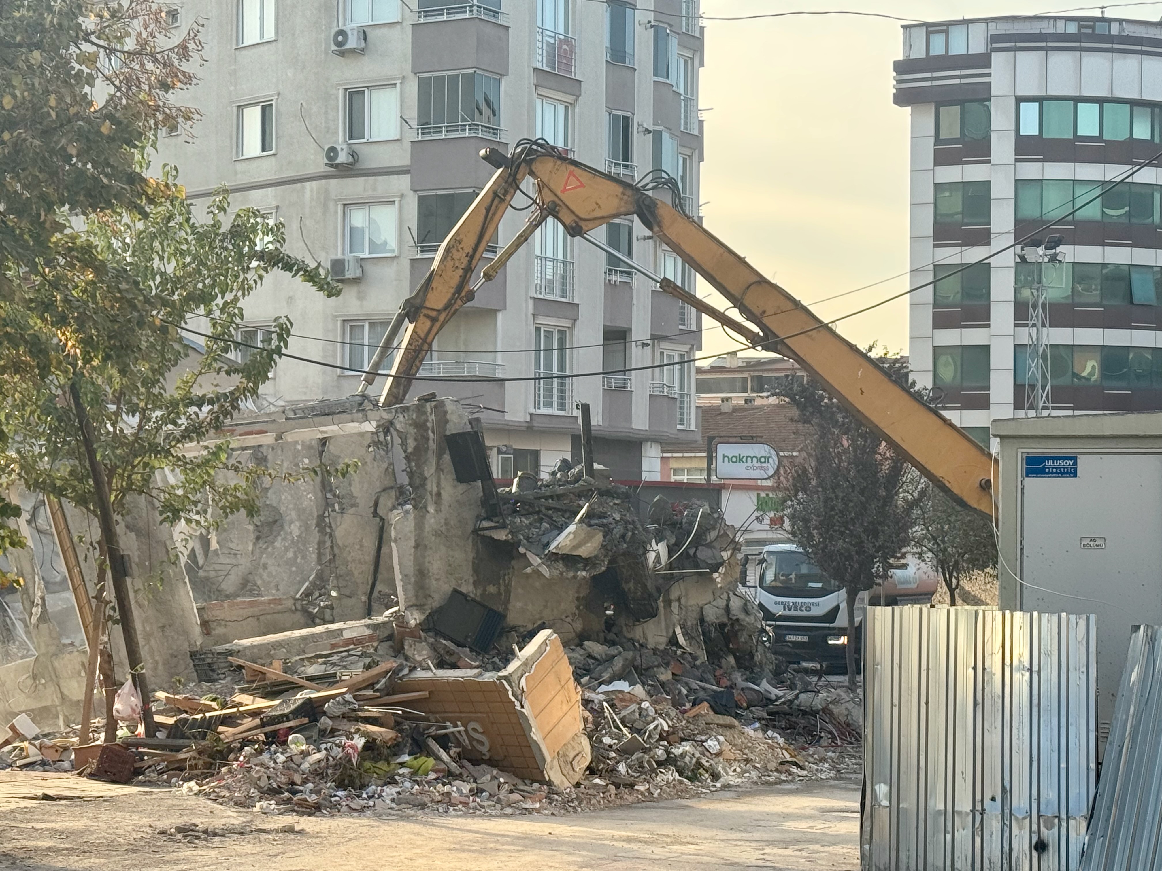Gebze’de Çöken Binanın Enkazı Kaldırılmaya Başlandı (2)