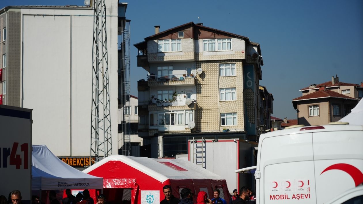 Gebze’de Yıkımın Ardından Korku Sürüyor 300 Metrelik Riskli Bölge Havadan Görüntülendi (2)-1