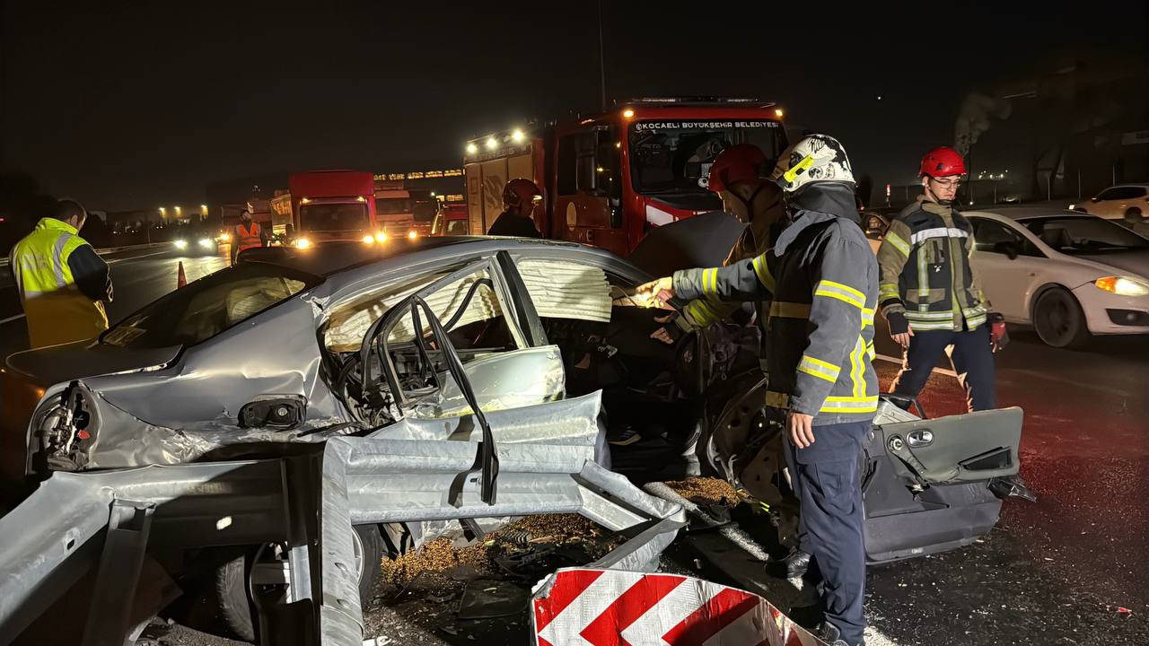 Gebze’de Zincirleme Kaza 3 Araç Çarpıştı, Çok Sayıda Yaralı Var (3)