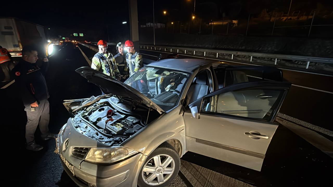 Gebze’de Zincirleme Kaza 3 Araç Çarpıştı, Çok Sayıda Yaralı Var (4)