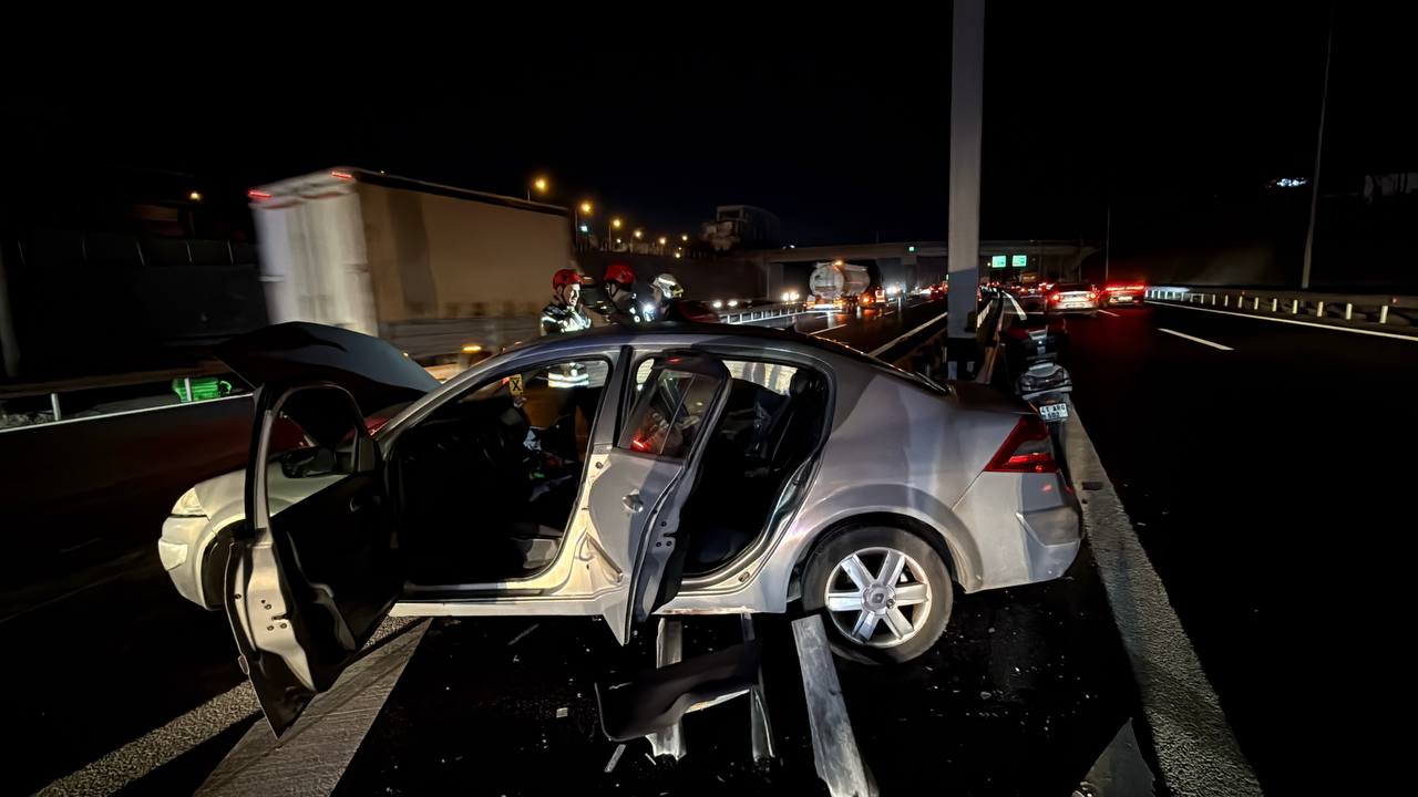 Gebze’de Zincirleme Kaza 3 Araç Çarpıştı, Çok Sayıda Yaralı Var (5)