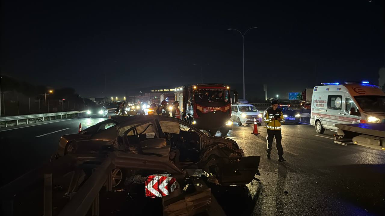 Gebze’de Zincirleme Kaza 3 Araç Çarpıştı, Çok Sayıda Yaralı Var (6)
