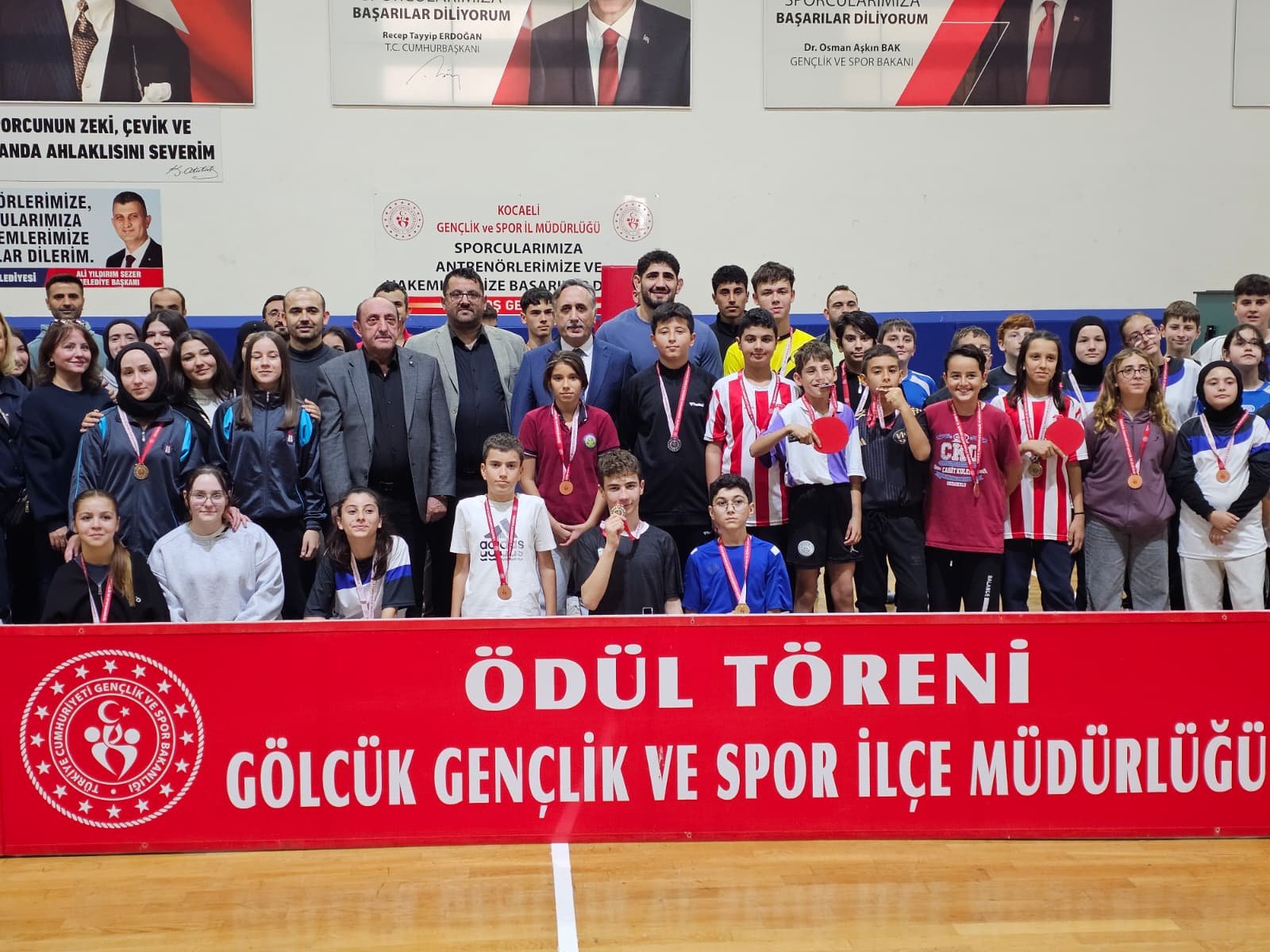 Gölcük’te 10 Kasım Masa Tenisi Turnuvası Sona Erdi Dereceye Giren Öğrenciler Ödüllendirildi (1)