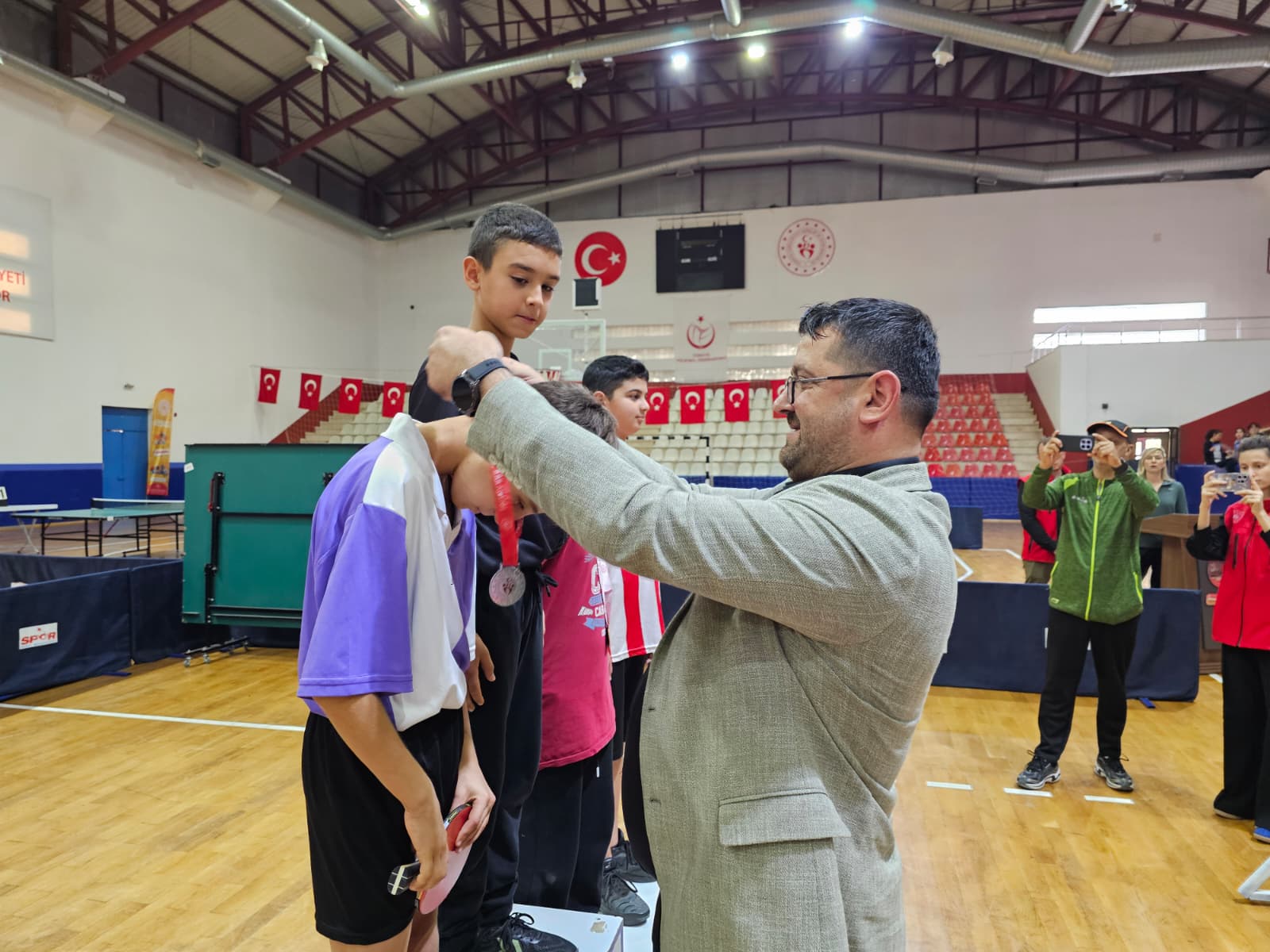 Gölcük’te 10 Kasım Masa Tenisi Turnuvası Sona Erdi Dereceye Giren Öğrenciler Ödüllendirildi (3)