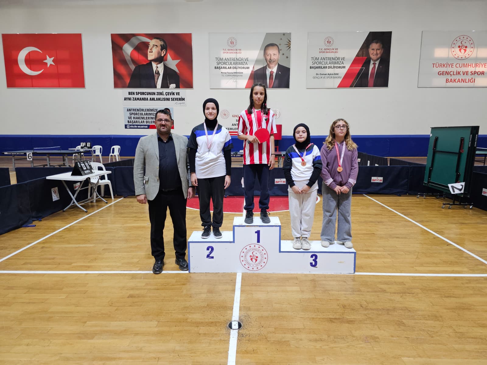 Gölcük’te 10 Kasım Masa Tenisi Turnuvası Sona Erdi Dereceye Giren Öğrenciler Ödüllendirildi (5)