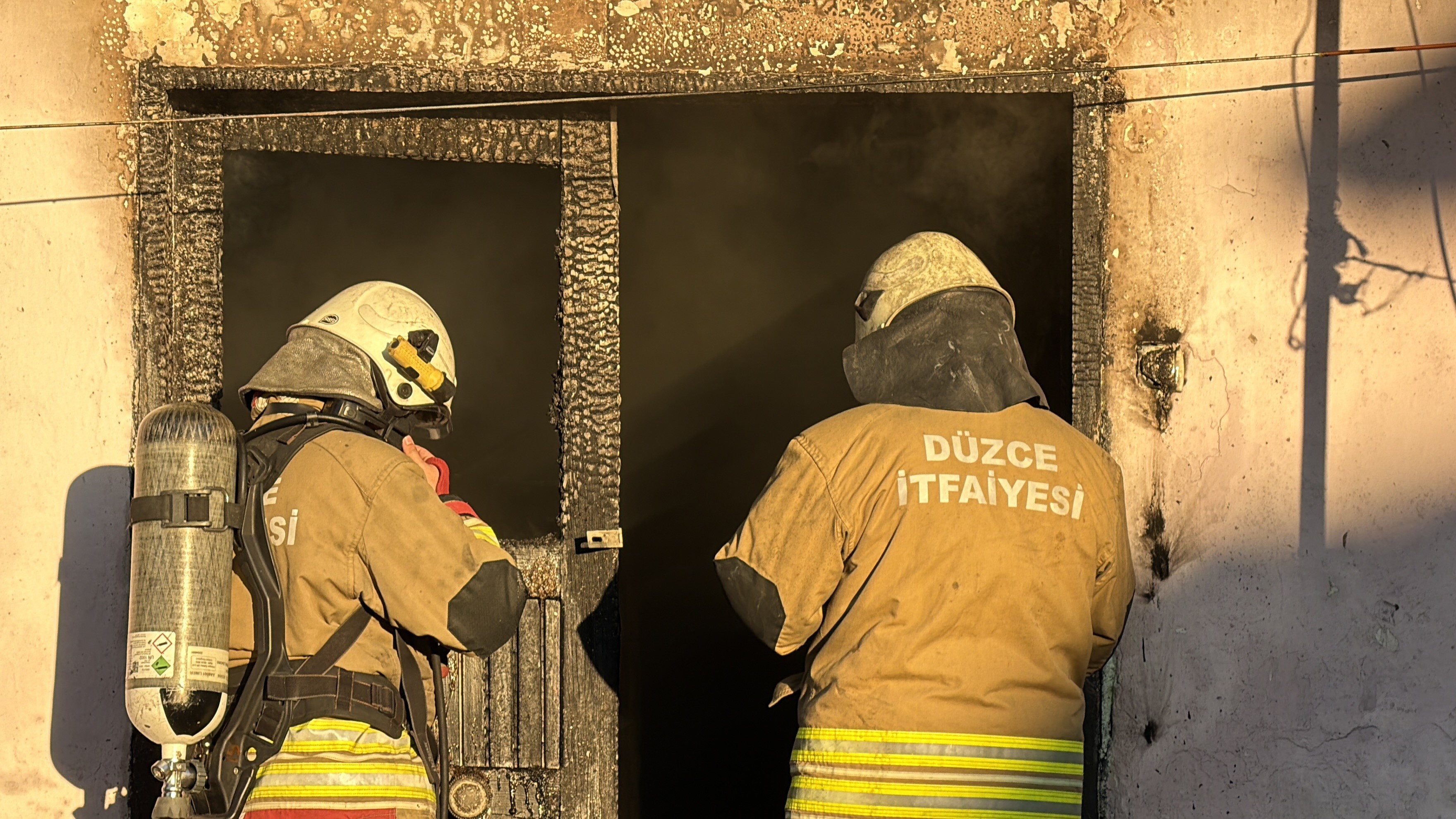 İki Katlı Evde Yangın 3’Ü Çocuk 5 Kişi Hastaneye Kaldırıldı (1)