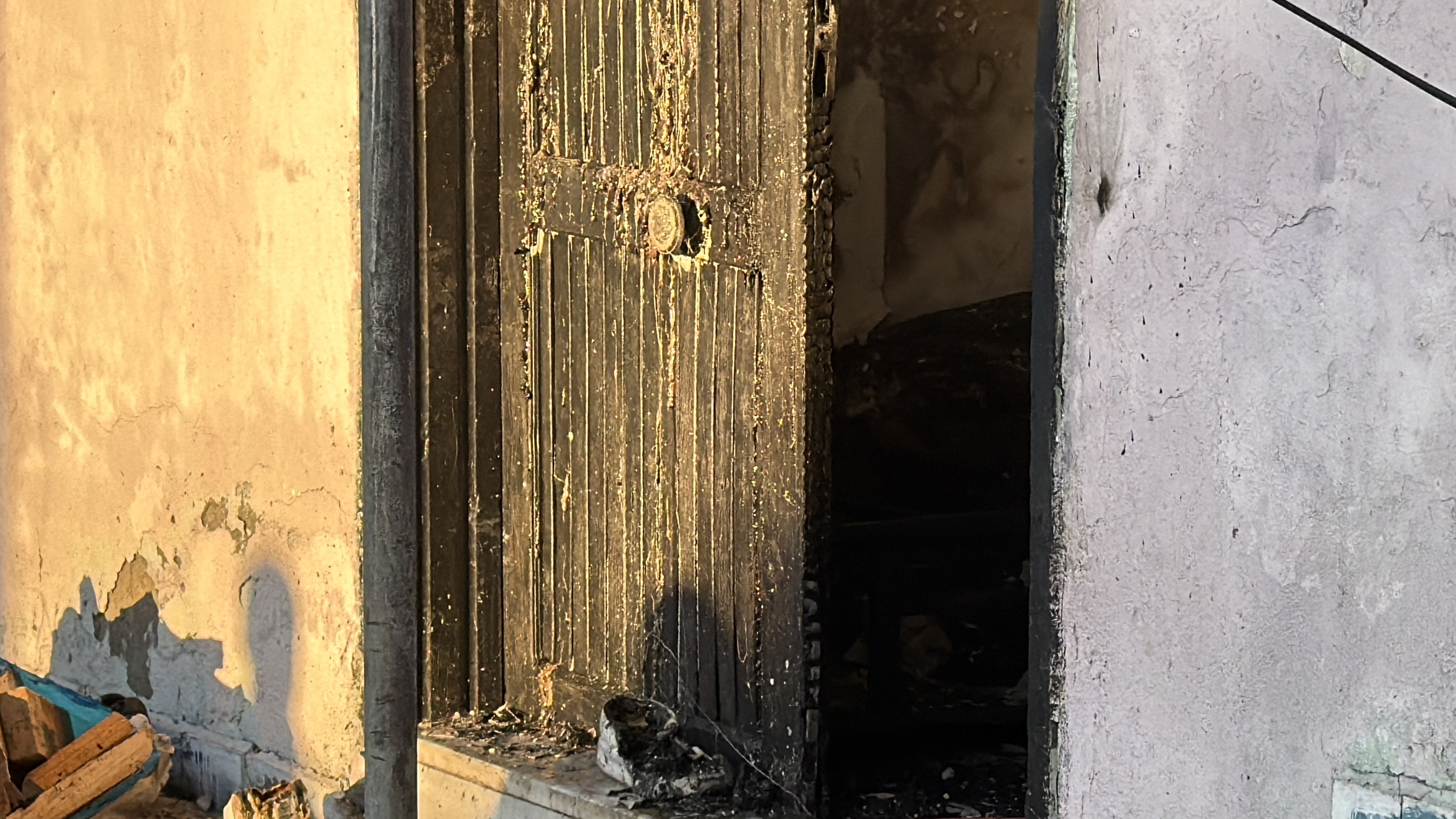 İki Katlı Evde Yangın 3’Ü Çocuk 5 Kişi Hastaneye Kaldırıldı (4)