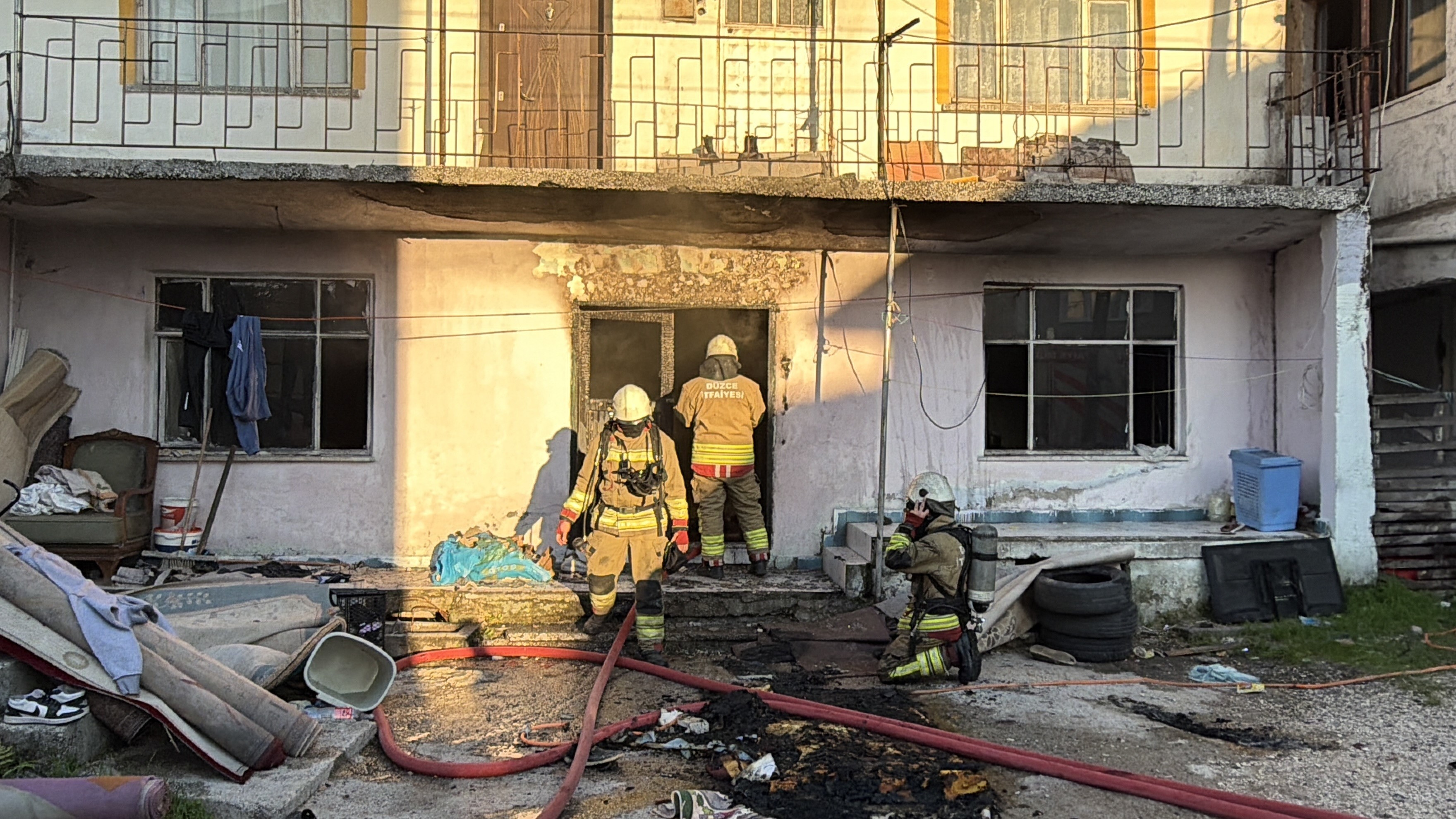 İki Katlı Evde Yangın 3’Ü Çocuk 5 Kişi Hastaneye Kaldırıldı (5)