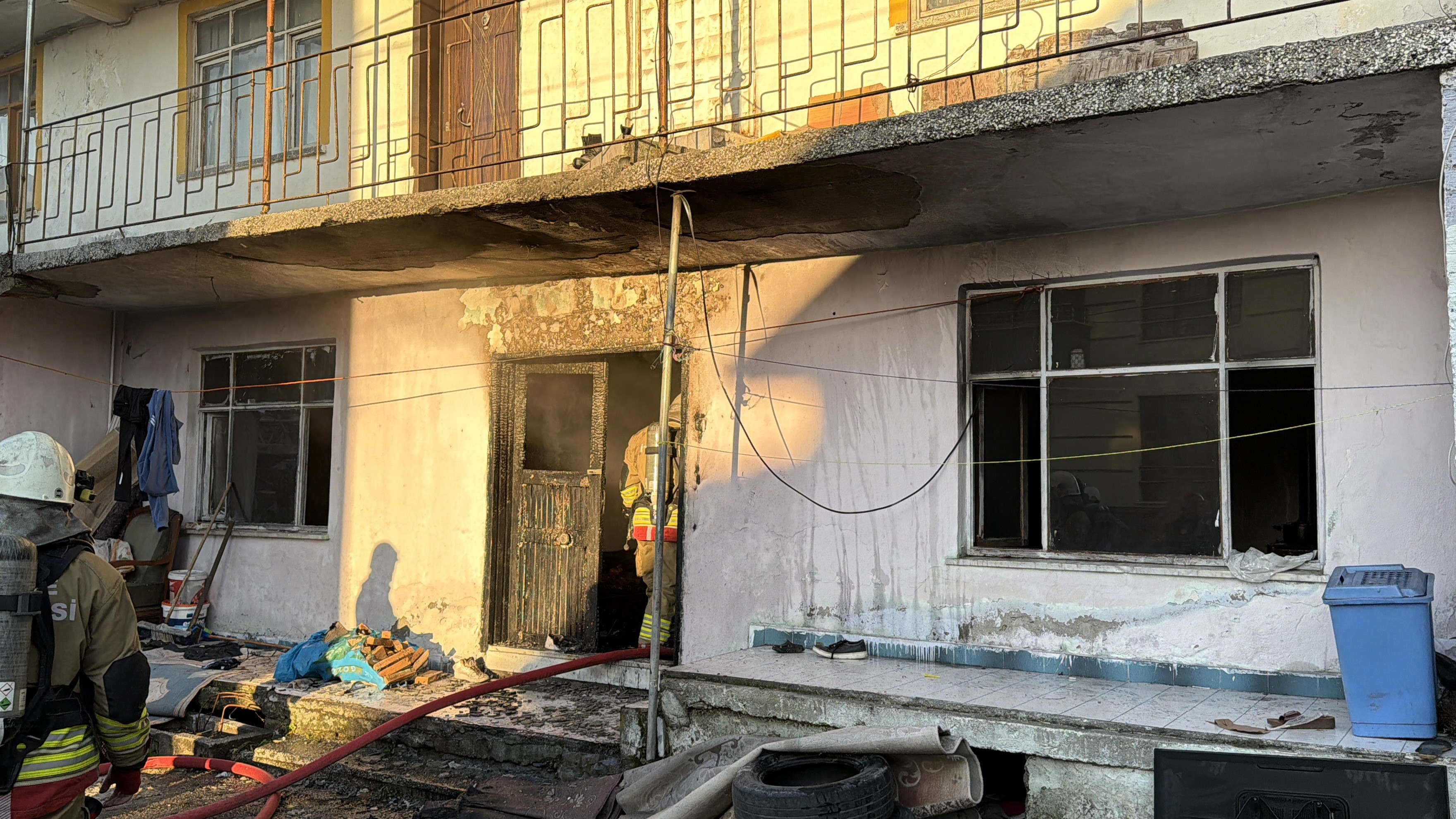 İki Katlı Evde Yangın 3’Ü Çocuk 5 Kişi Hastaneye Kaldırıldı (6)