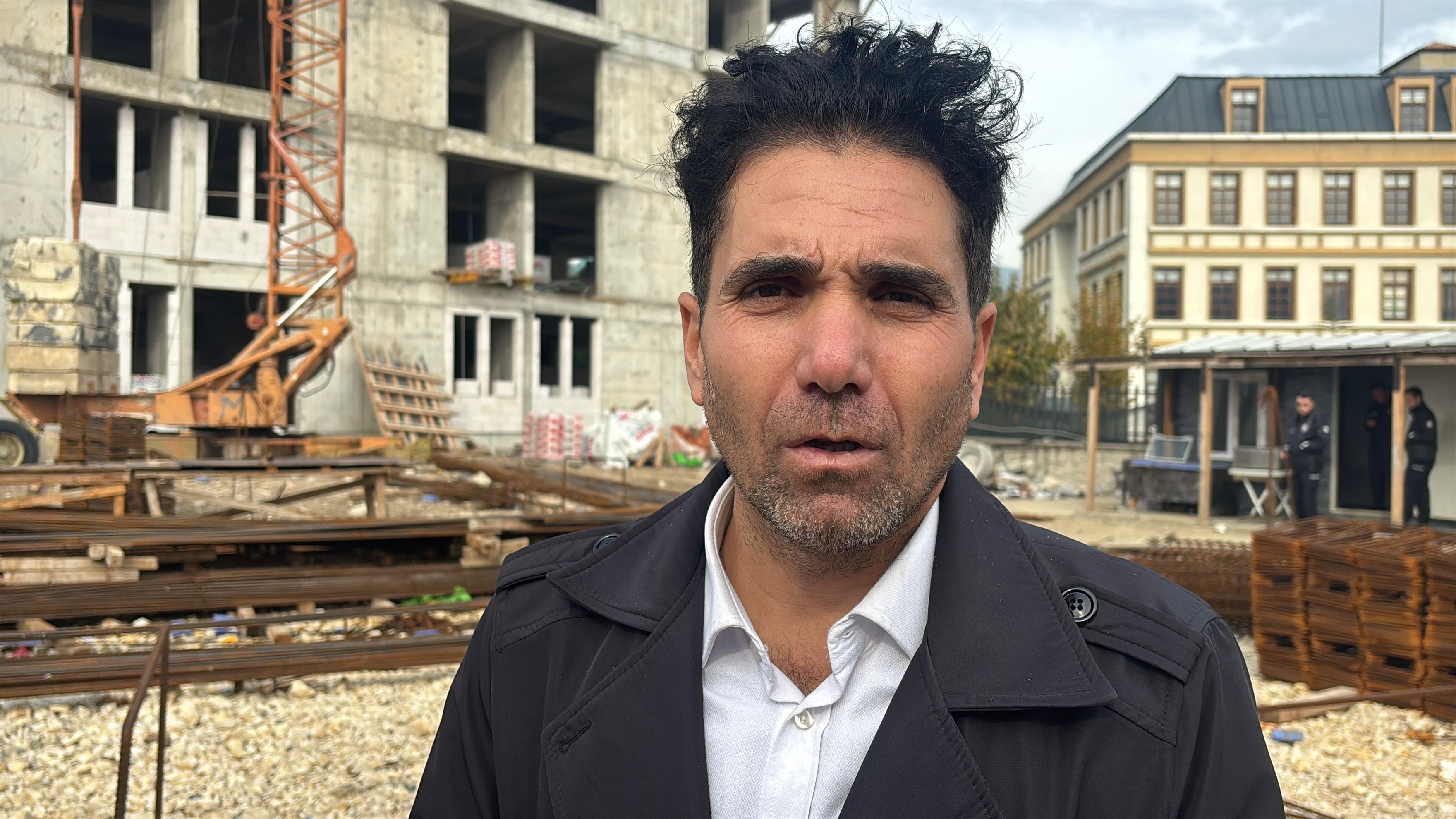 İnşaatta Maaş Krizi! İşçiler Çatıya Çıkıp Eylem Yaptı (1)