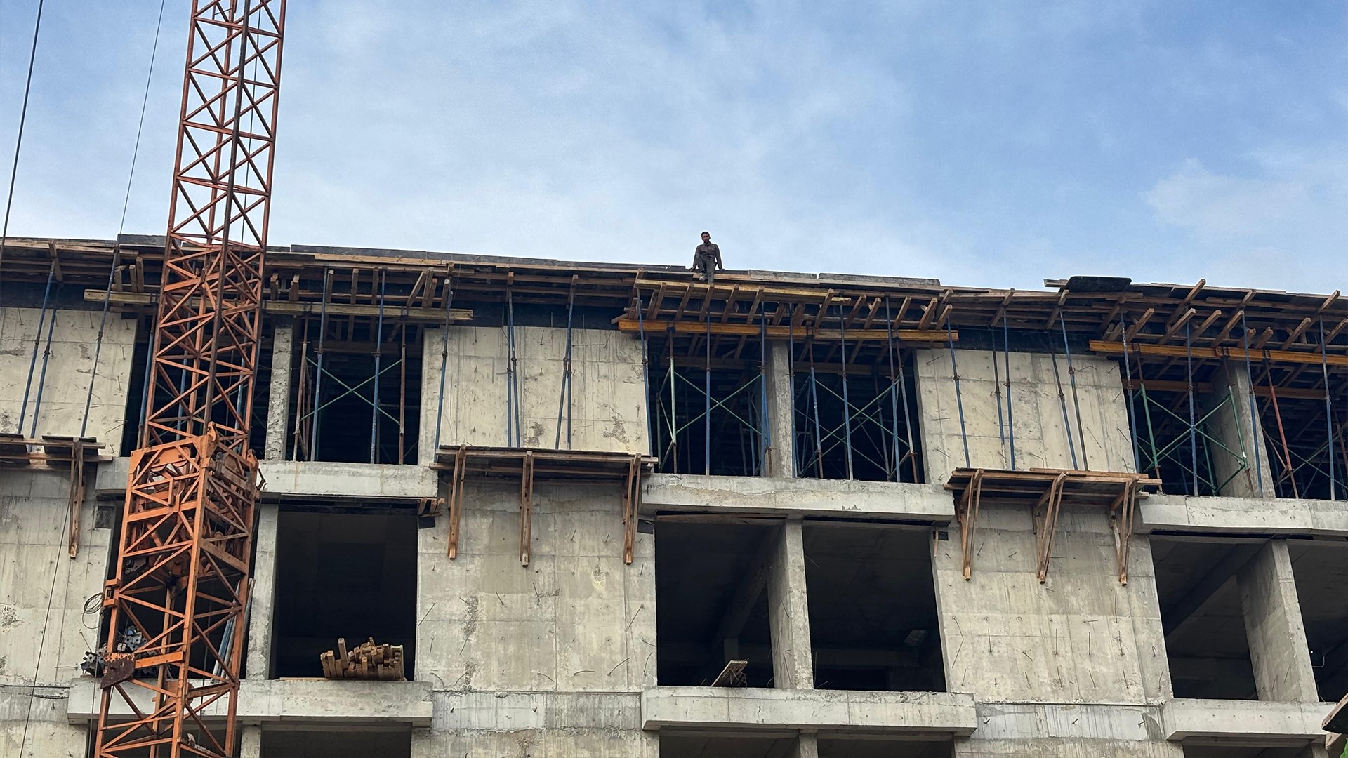 İnşaatta Maaş Krizi! İşçiler Çatıya Çıkıp Eylem Yaptı (4)