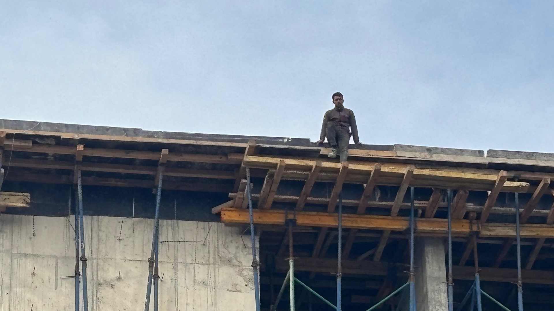 İnşaatta Maaş Krizi! İşçiler Çatıya Çıkıp Eylem Yaptı (5)