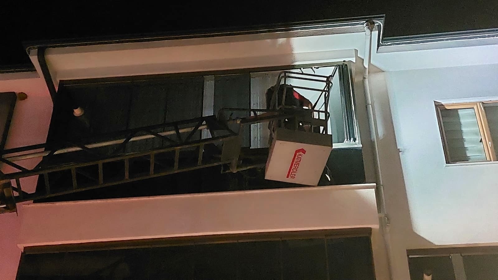 İtfaiye Balkondan Girip Kurtardı (5)