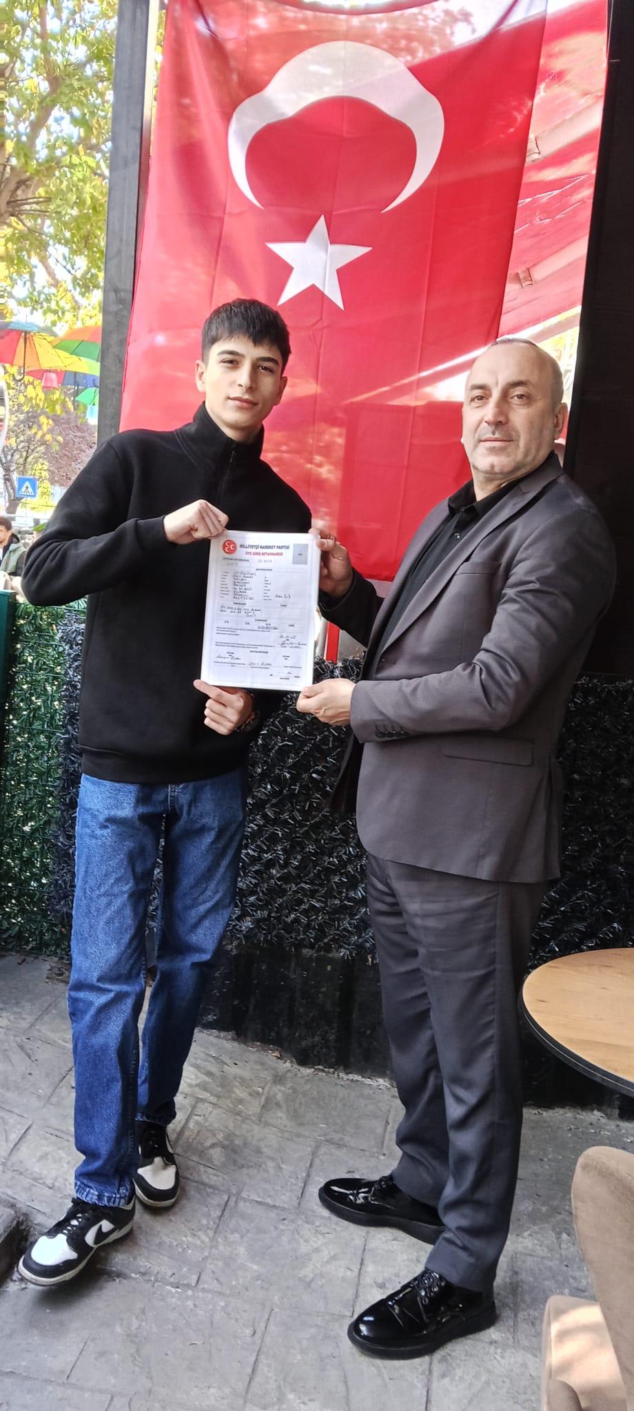 İzmitli Genç 18 Yaşına Girer Girmez Mhp’ye Üye Oldu