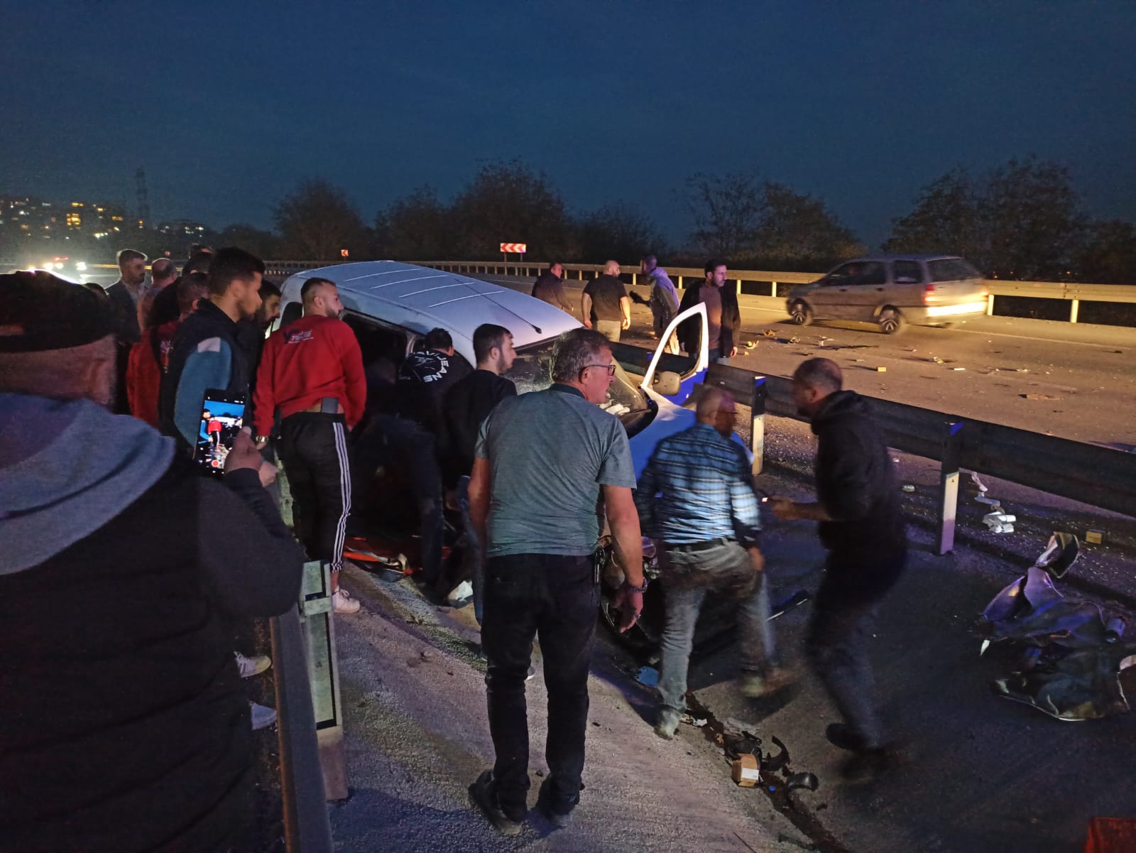 İzmit’te Araç Bariyere Çarptı! Sürücü Feci Şekilde Yaralandı (1)