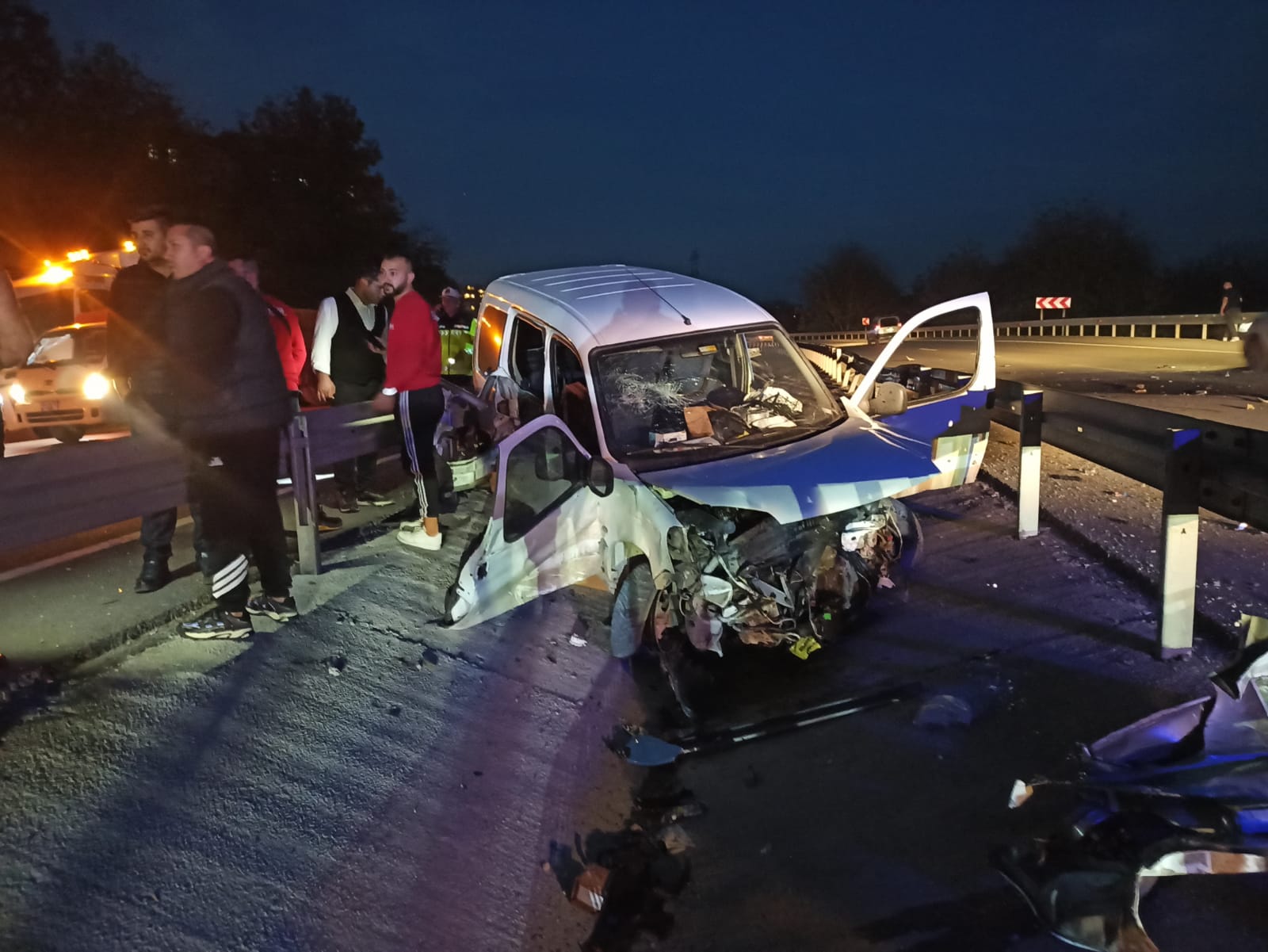 İzmit’te Araç Bariyere Çarptı! Sürücü Feci Şekilde Yaralandı (2)