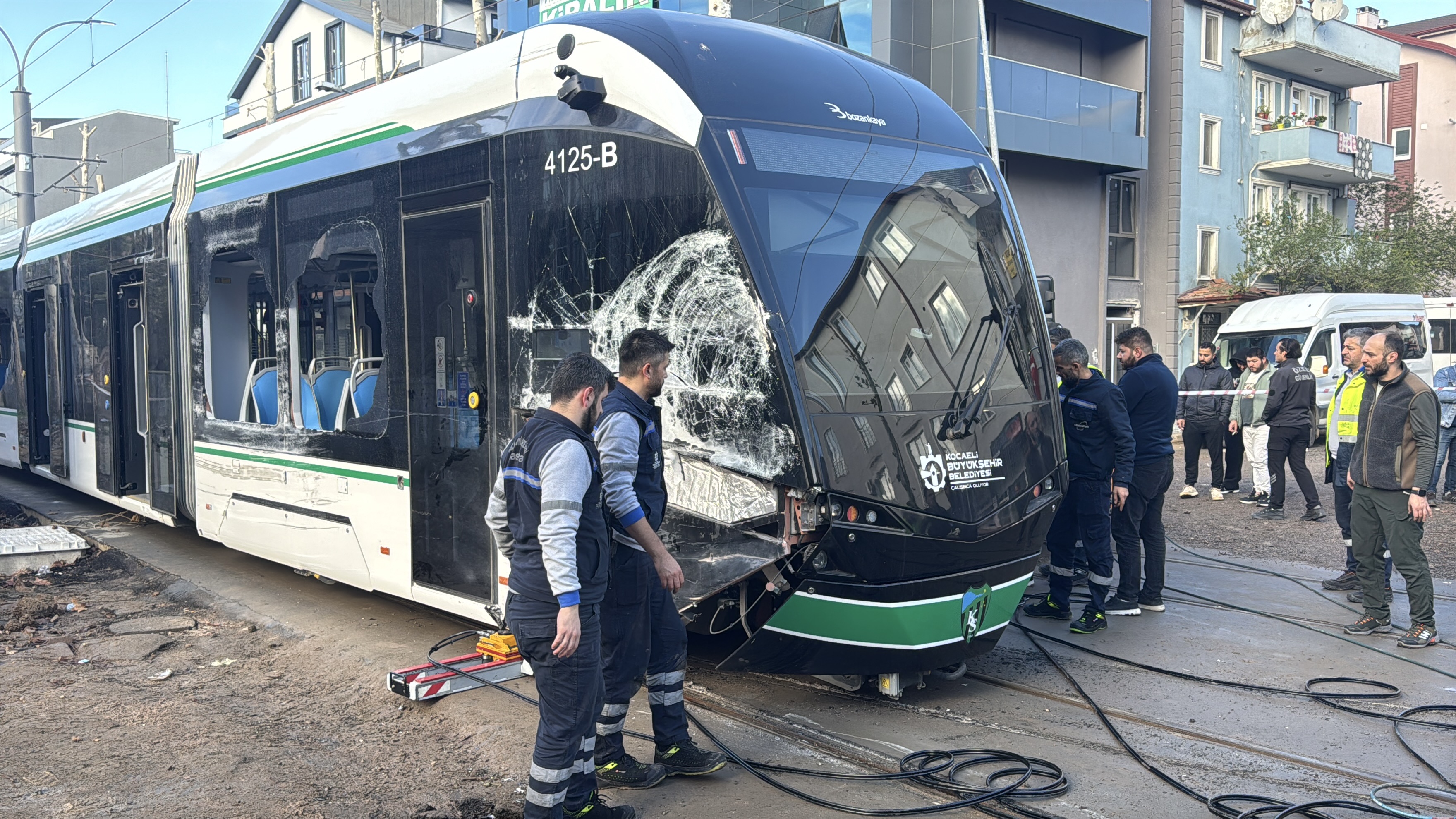 İzmit’te Çöp Kamyonu Ile Tramvay Çarpıştı! Yaralılar Var (3)