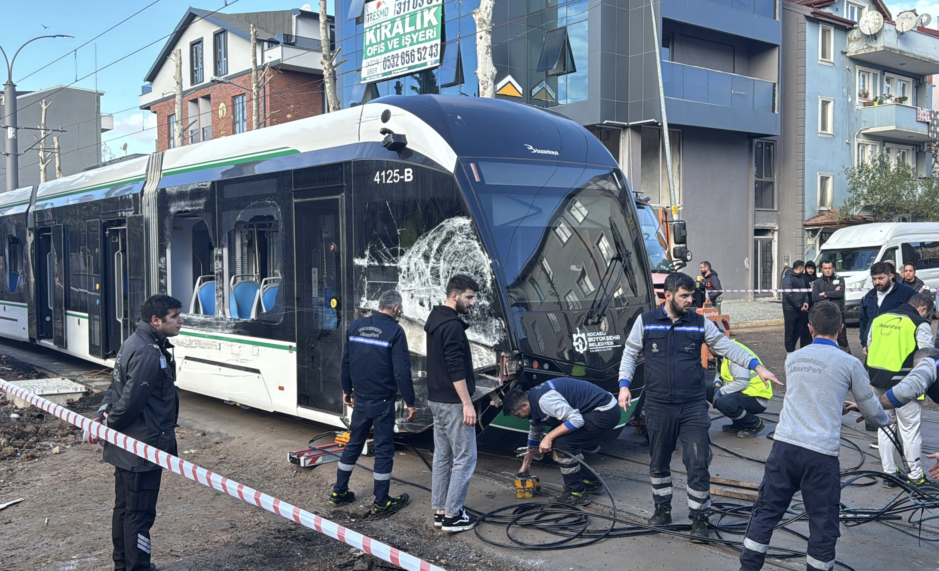 İzmit’te Çöp Kamyonu Ile Tramvay Çarpıştı! Yaralılar Var (5)