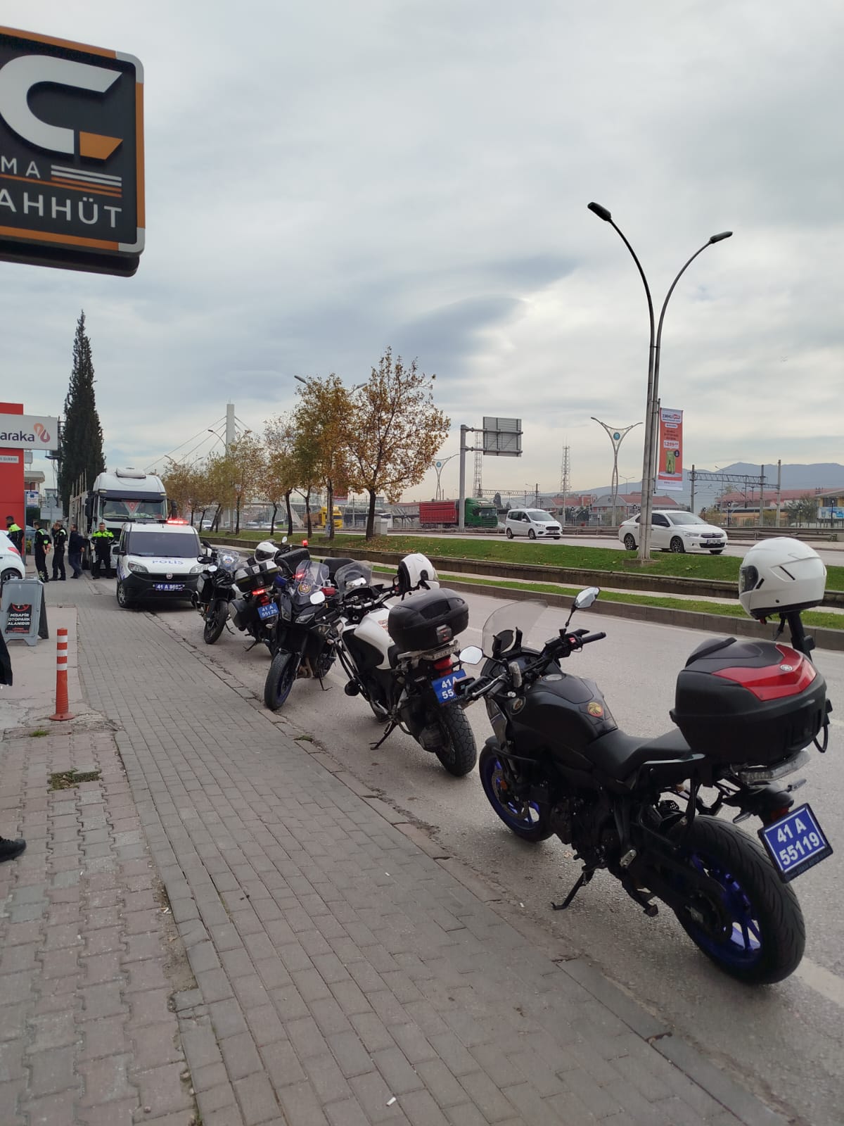 İzmit’te Şehir İçi Trafik Krizine Tır Müdahalesi Ceza Tartışması Gözaltıyla Bitti 1