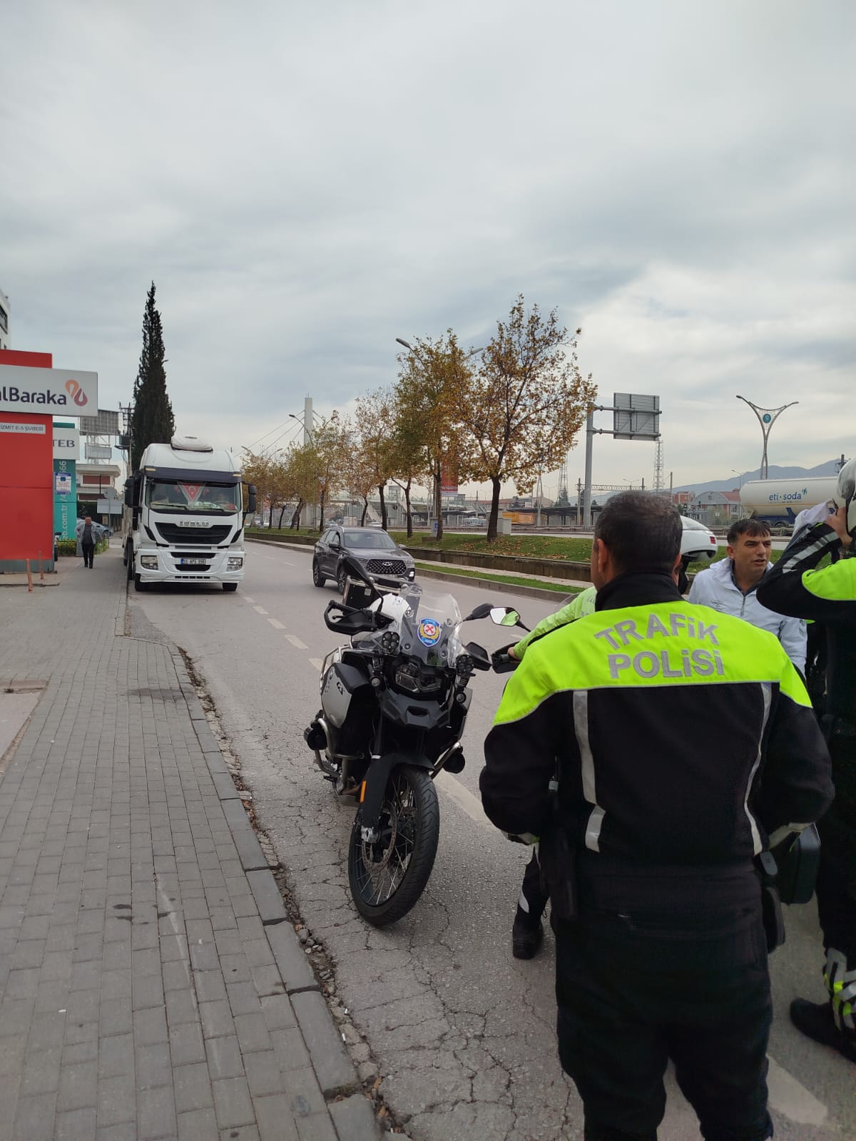 İzmit’te Şehir İçi Trafik Krizine Tır Müdahalesi Ceza Tartışması Gözaltıyla Bitti 2