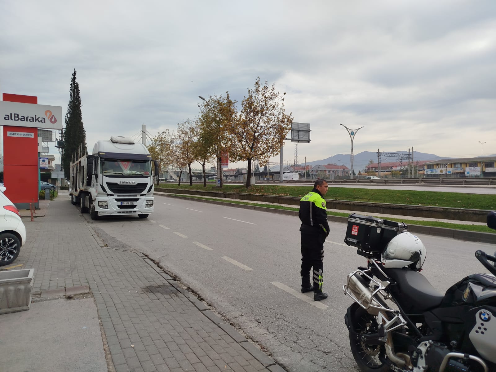 İzmit’te Şehir İçi Trafik Krizine Tır Müdahalesi Ceza Tartışması Gözaltıyla Bitti 3