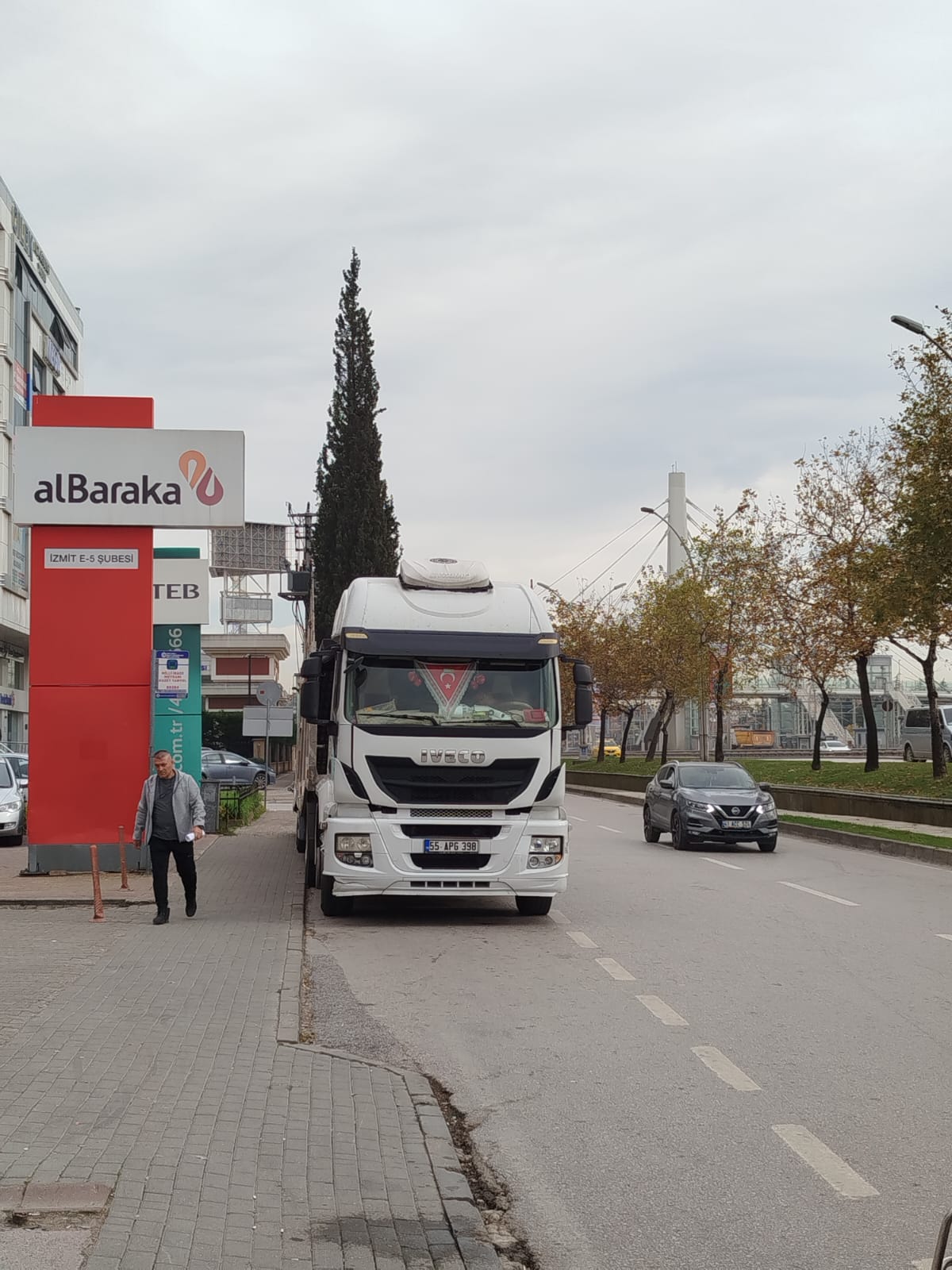 İzmit’te Şehir İçi Trafik Krizine Tır Müdahalesi Ceza Tartışması Gözaltıyla Bitti 4