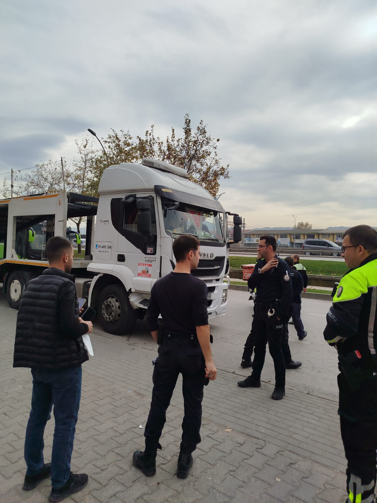 İzmit’te Şehir İçi Trafik Krizine Tır Müdahalesi Ceza Tartışması Gözaltıyla Bitti 5
