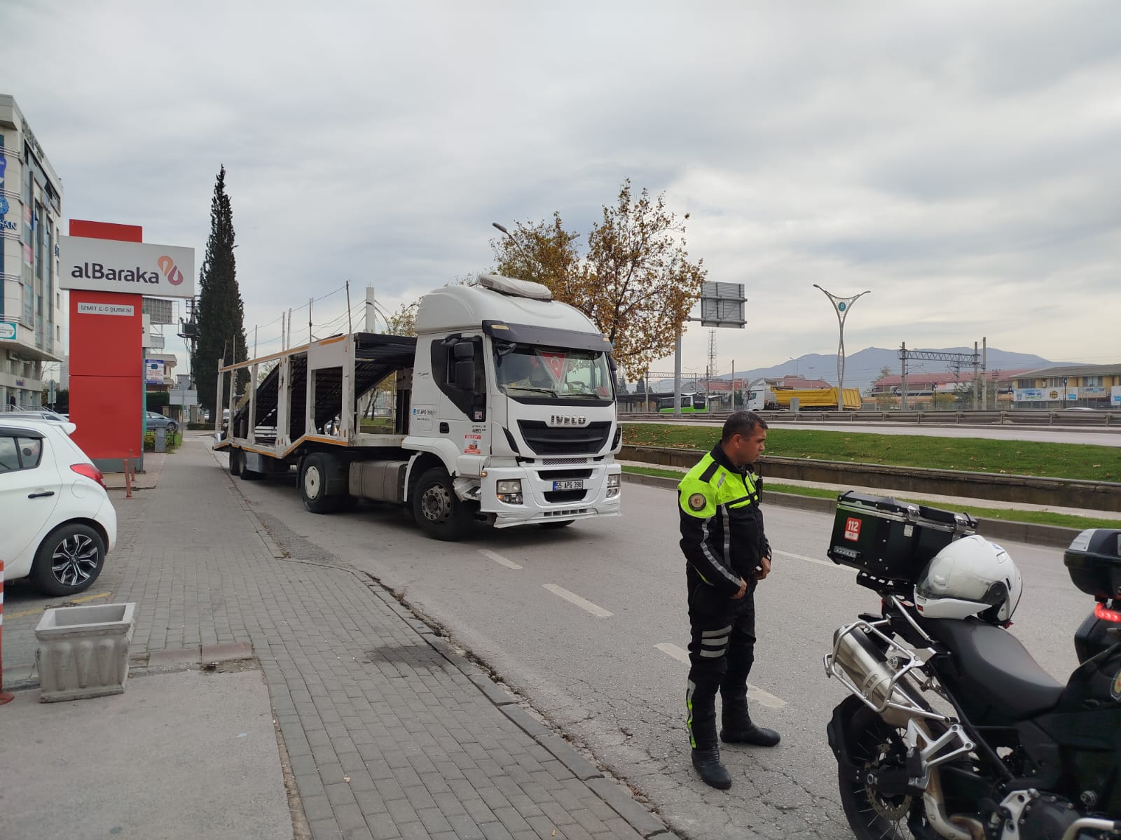 İzmit’te Şehir İçi Trafik Krizine Tır Müdahalesi Ceza Tartışması Gözaltıyla Bitti 6