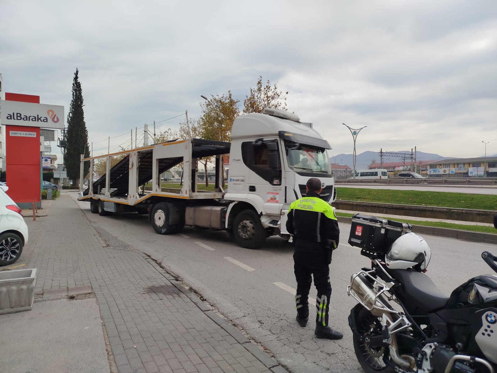 İzmit’te Şehir İçi Trafik Krizine Tır Müdahalesi Ceza Tartışması Gözaltıyla Bitti 7
