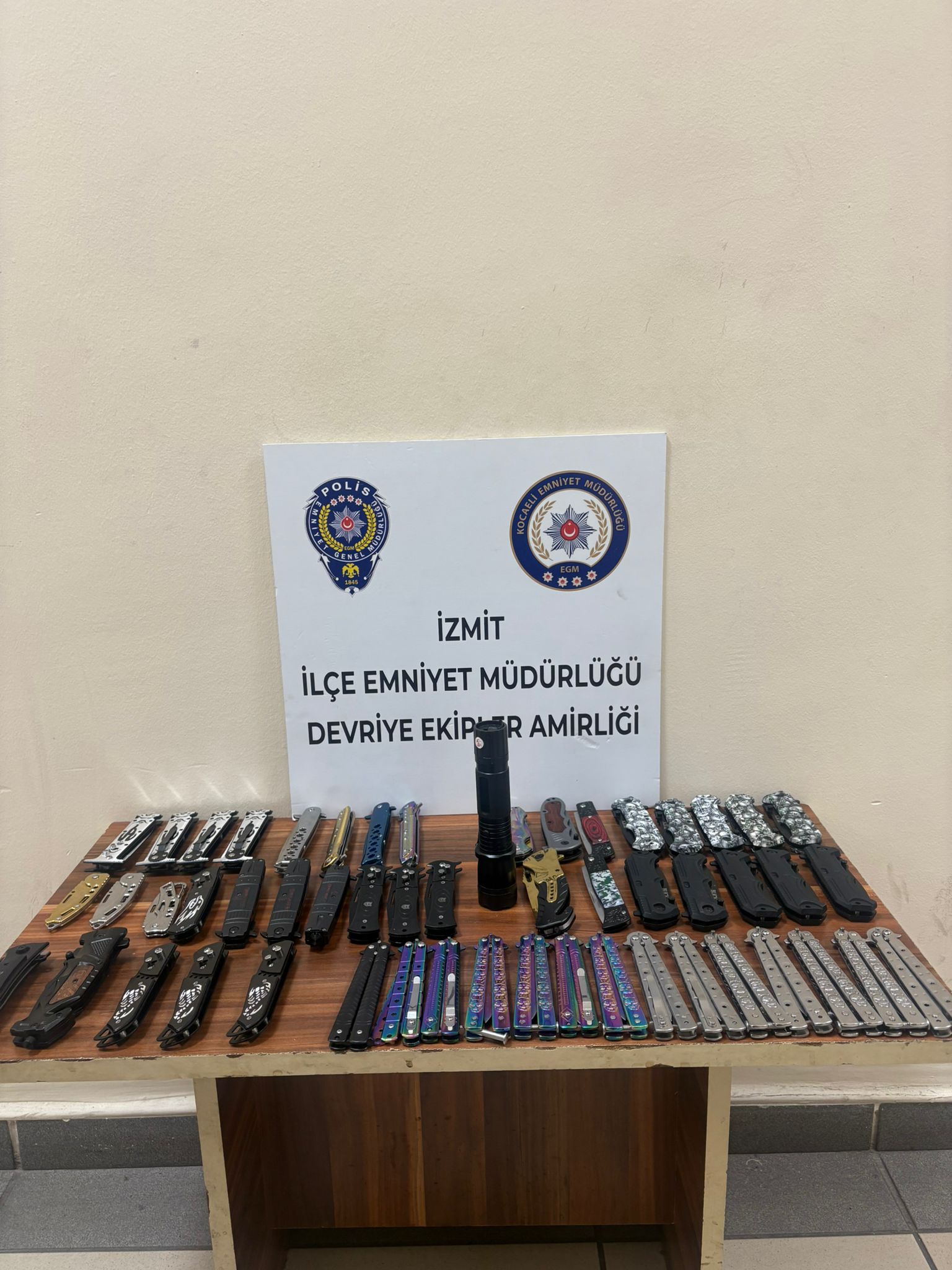 İzmit’te Şüpheli Gençlerin Üzerinden 52 Bıçak Ve Şok Cihazı Çıktı