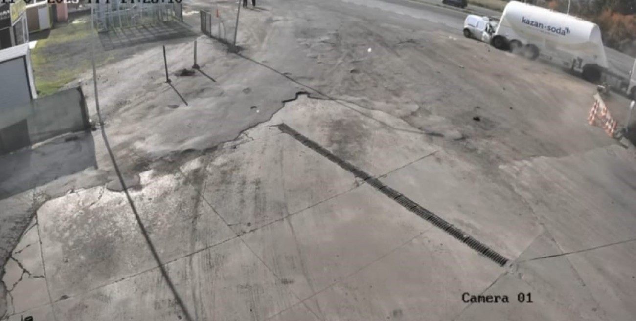 Kahramankazan’da Sürücüsünün Kontrolünü Kaybettiği Otomobil, Park Halindeki Tırın Çekicisine Çarptı. Kazada Anne, Baba Ve 1 Yaşındaki Bebekleri Yaşamını Yitirdi (3)