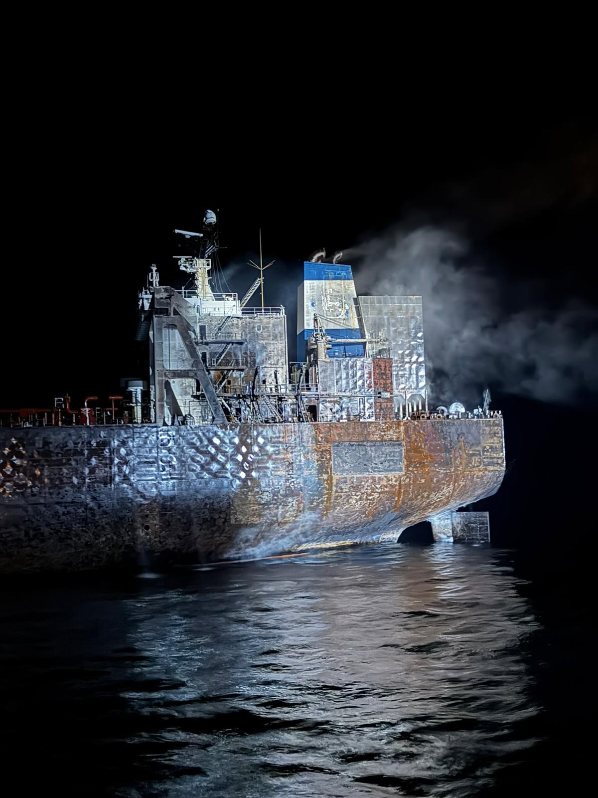 Kandıra Açıklarında Vurulan Kairos Tankerinden Fuel Oil Sızıntısı! (4)