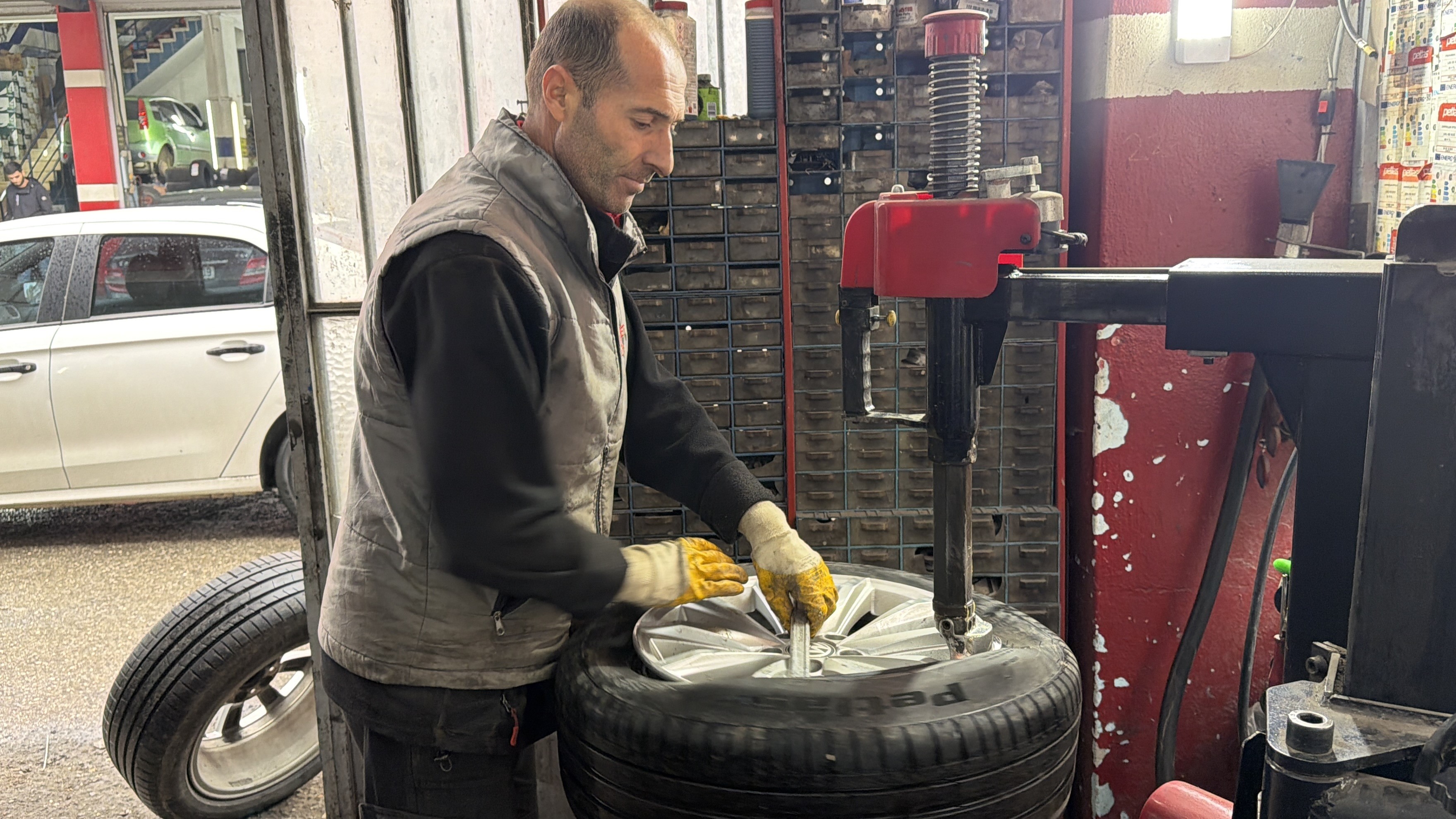 Kış Lastiği Tarihi Öne Alındı, Lastikçilerde Yoğunluk Yaşandı (4)