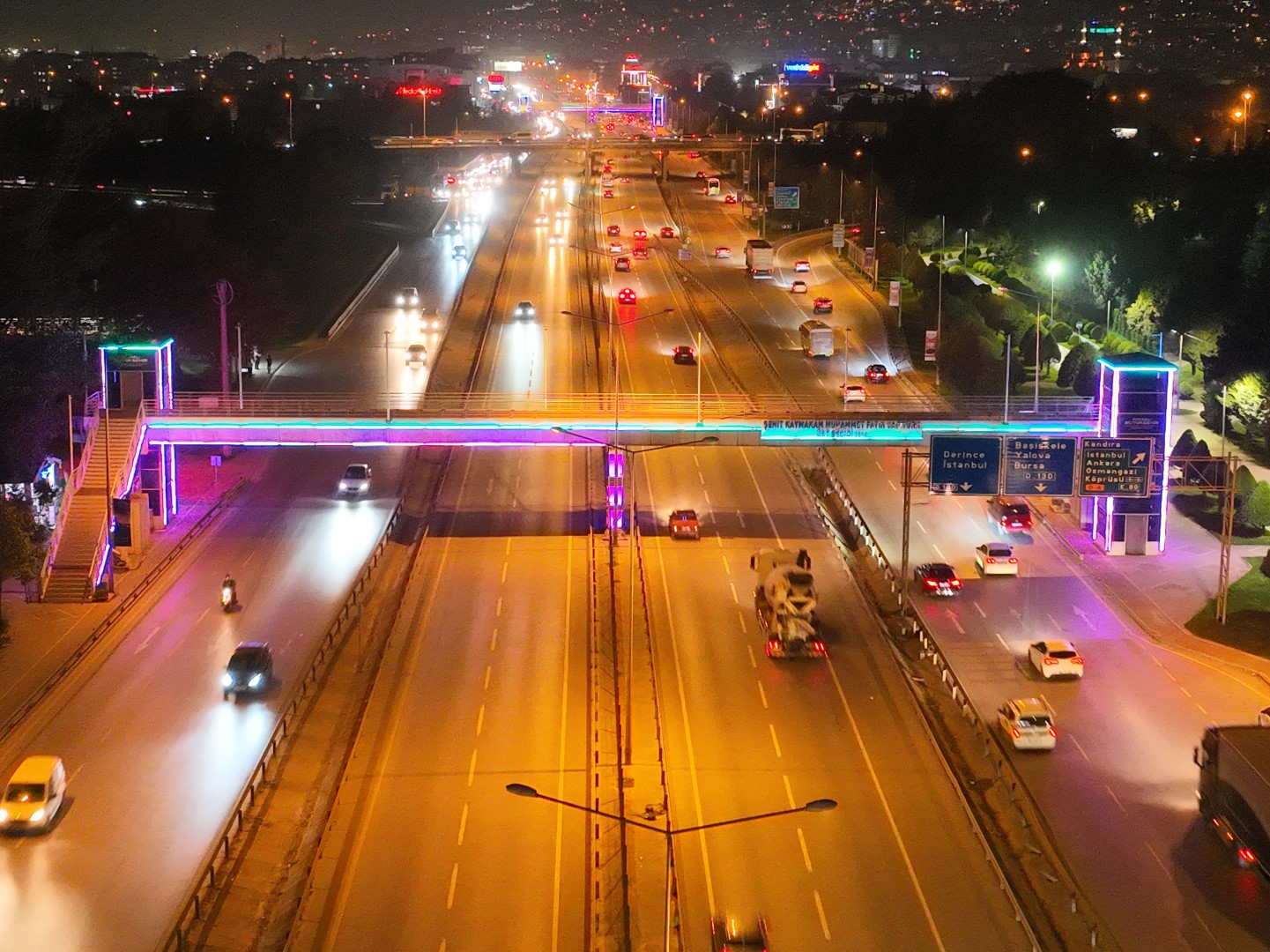 Kocaeli Bilişim Fuarı'nın Renkleri Üst Geçitlerde (2) (Büyük)