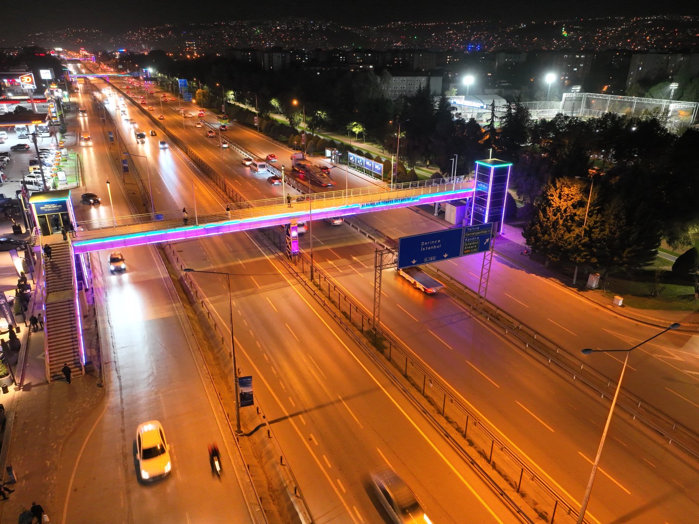 Kocaeli Bilişim Fuarı'nın Renkleri Üst Geçitlerde (3) (Büyük)