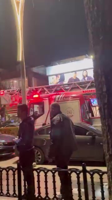 Kocaeli Gölcük’te Top Peşinde Ağaca Çıkan Çocuk, Inemeyince Itfaiye Ekipleri Devreye Girdi. Neyse Ki Olayda Yaralanan Olmadı. 02