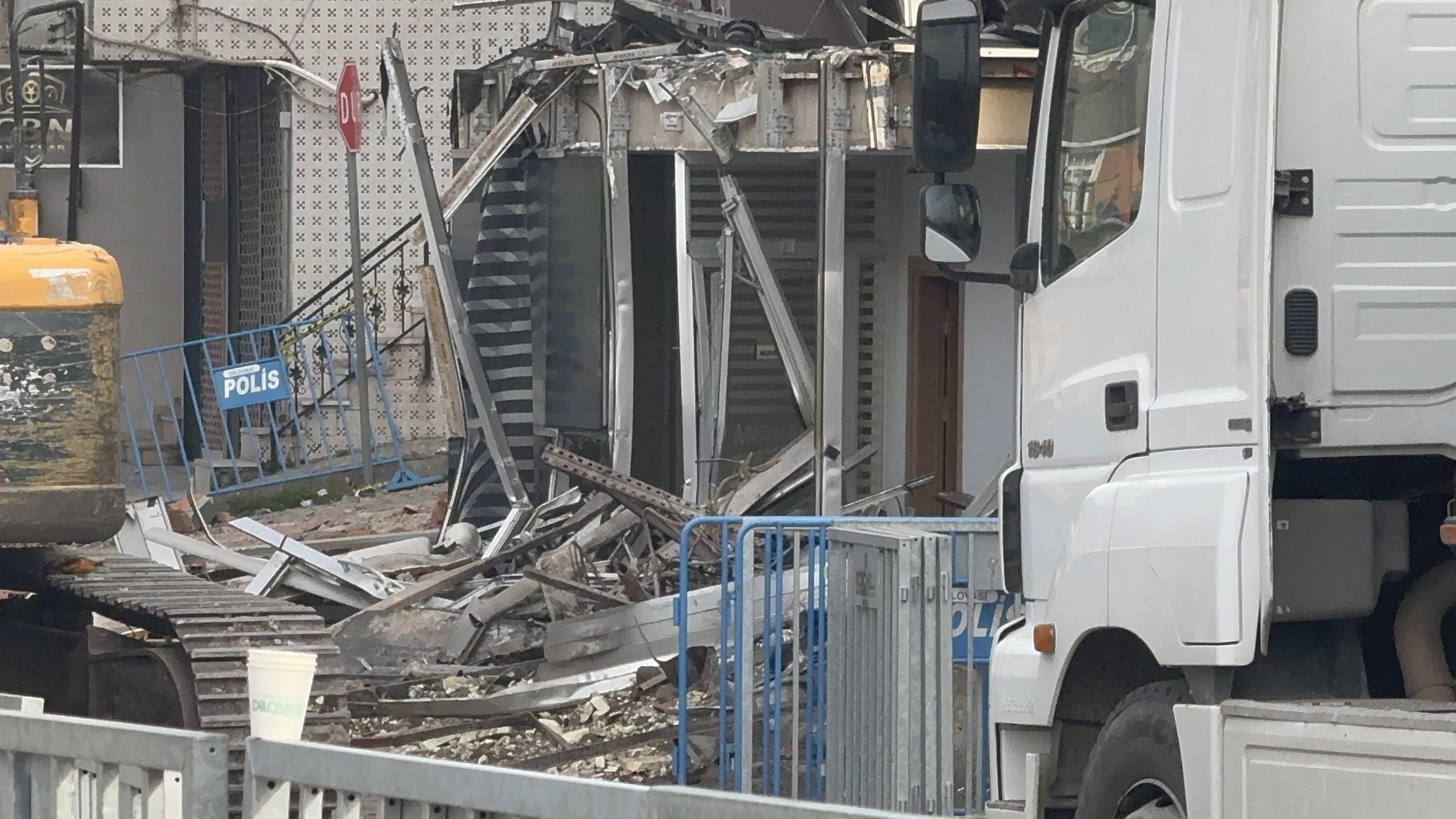 Kocaeli'de 7 Kişiye Mezar Olan Tesis Yıkılıyor 04