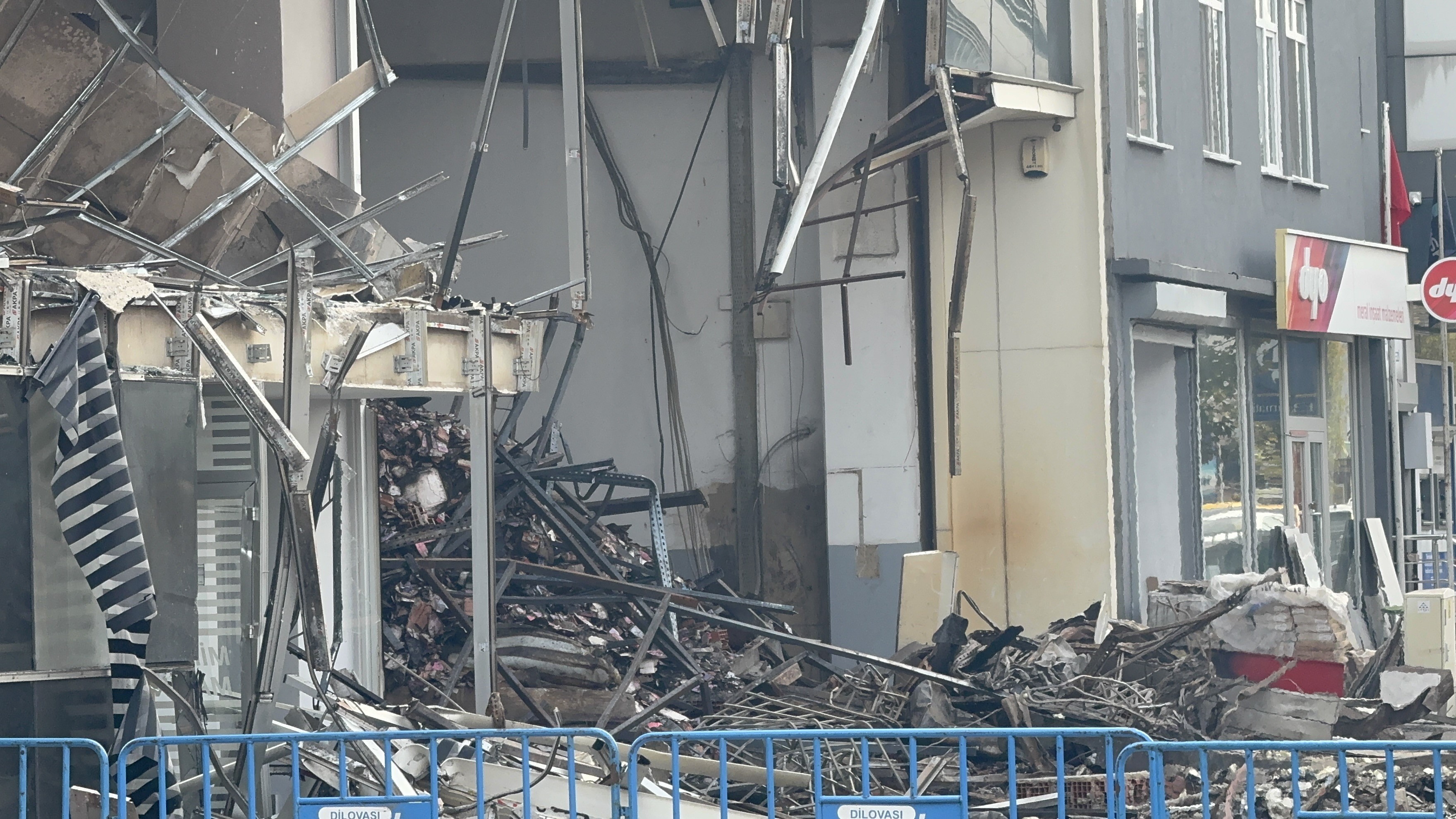 Kocaeli'de 7 Kişiye Mezar Olan Tesis Yıkılıyor 05