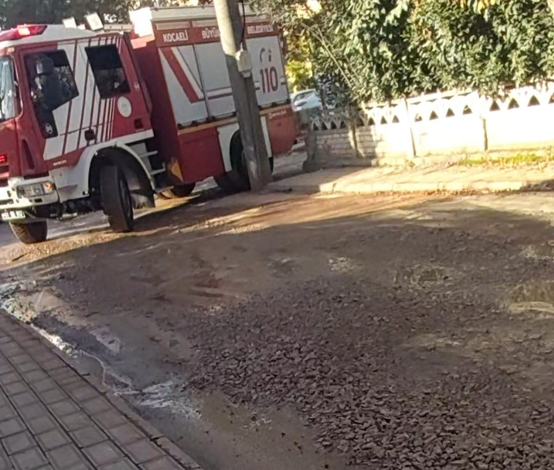Kocaeli'de Alt Yapı Çalışması İtfaiyeye Zor Anlar Yaşattı! 4