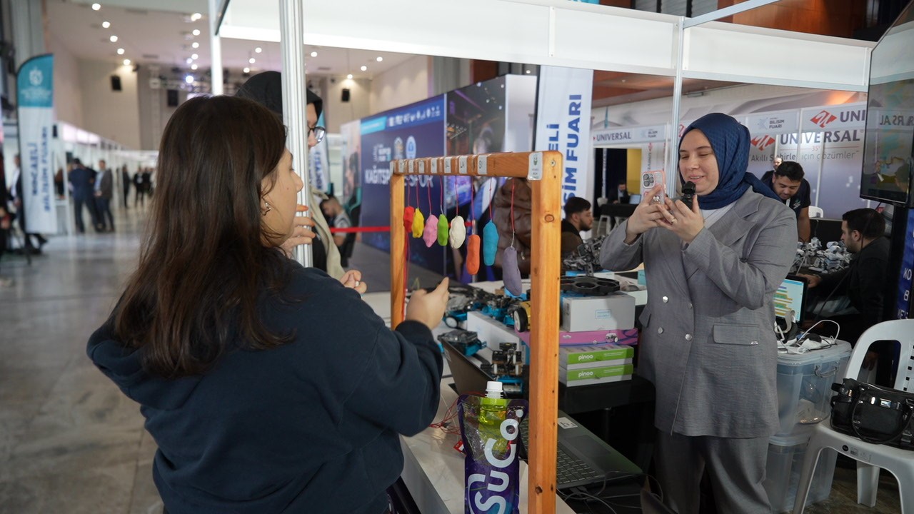 Kocaeli'de Dikkat Çeken Fuar! Yapay Zekâyla İlgili Çarpıcı Uyarılar Geldi (4)